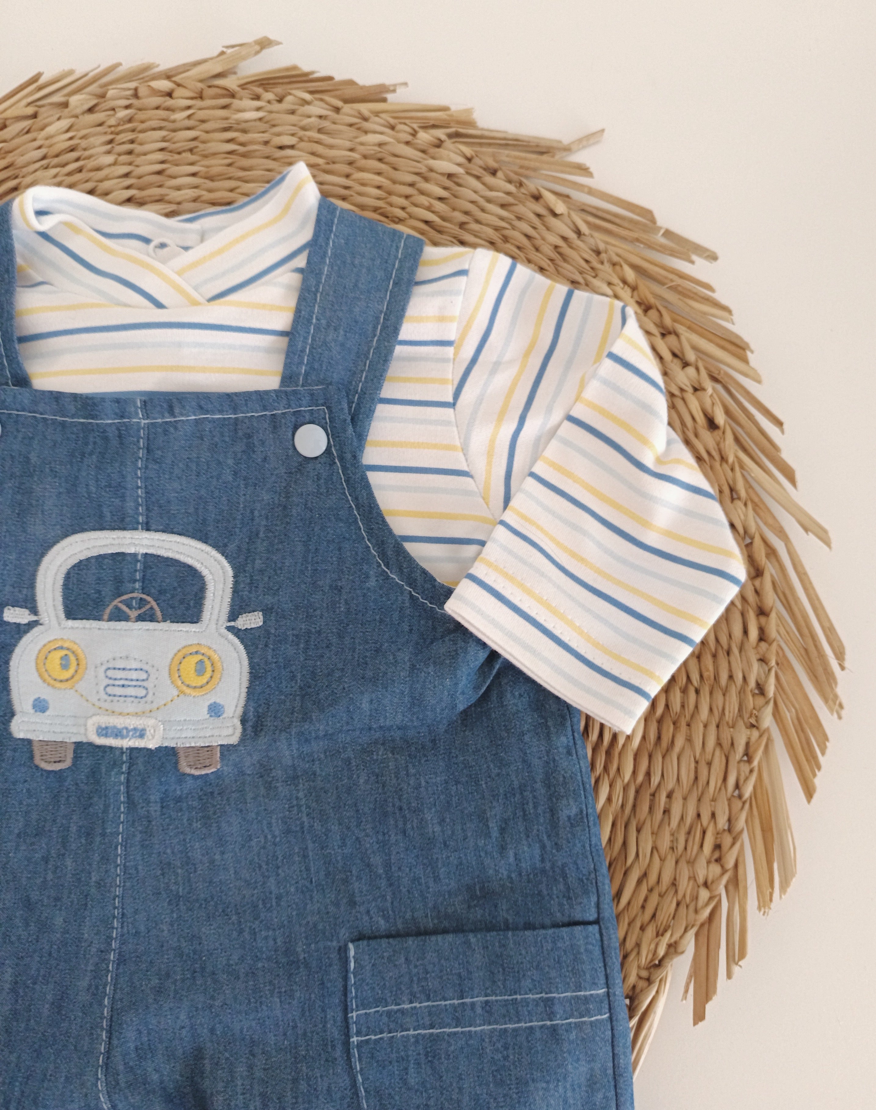 Jardineiras de Ganga com Camisola Carro Azul