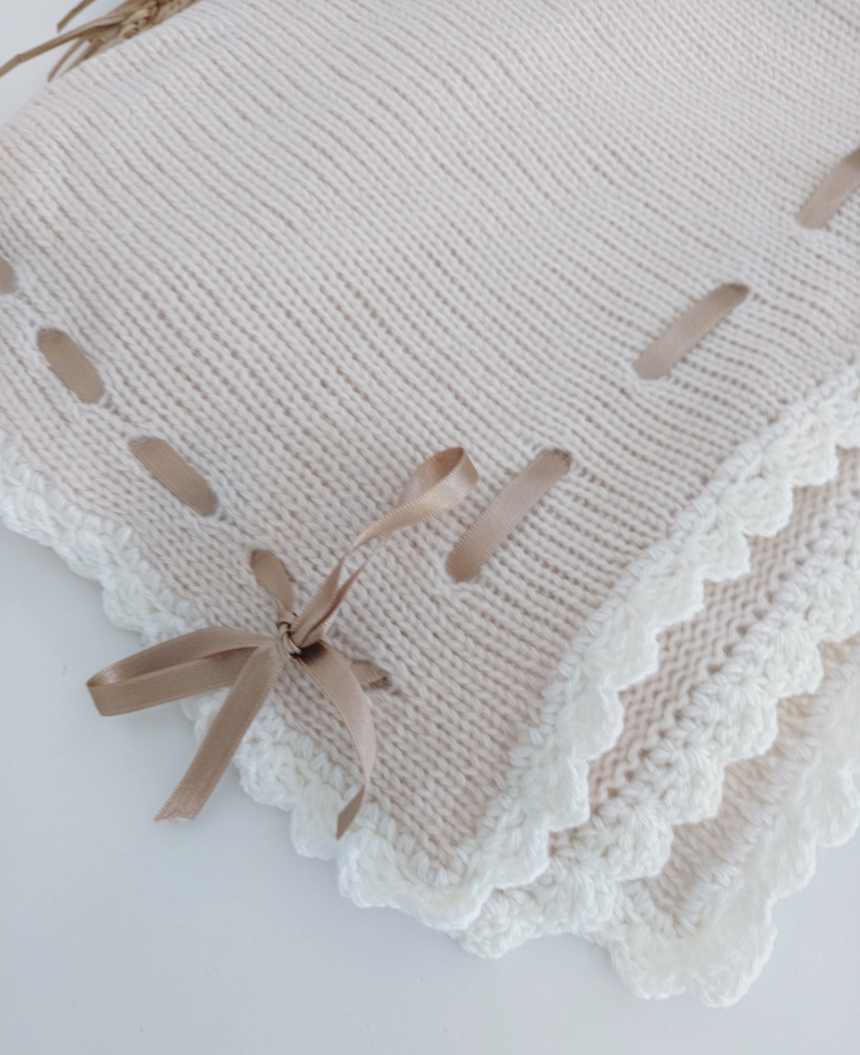 Conjunto de Malha para Bebé feito à Mão com Laço em Cetim Areia