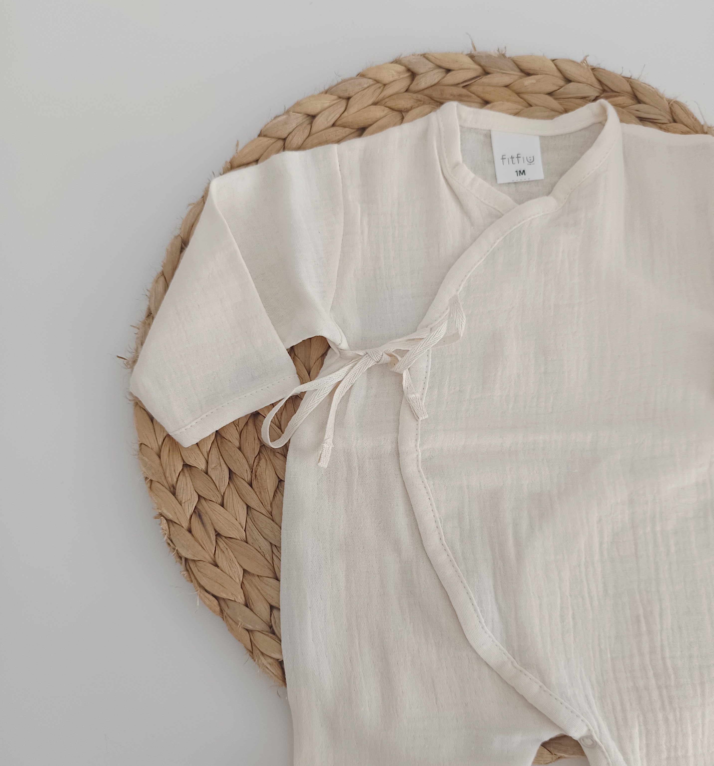 Babygrow de Musselina Pérola com Laço Lateral | FitFiu Babies®