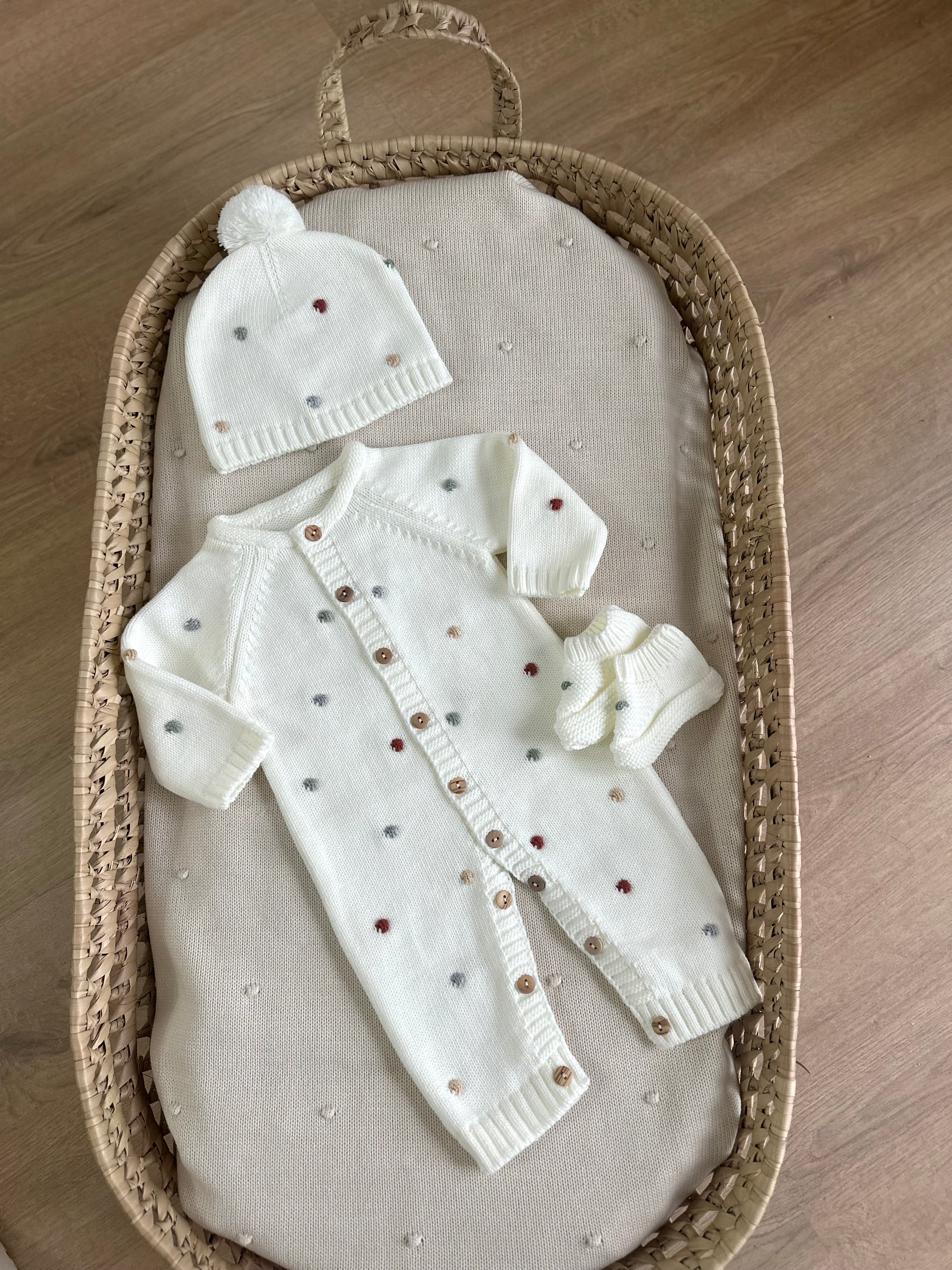 FitFiu Babies® | Babygrow de malha pompons coloridos com gorro e carapins Pérola