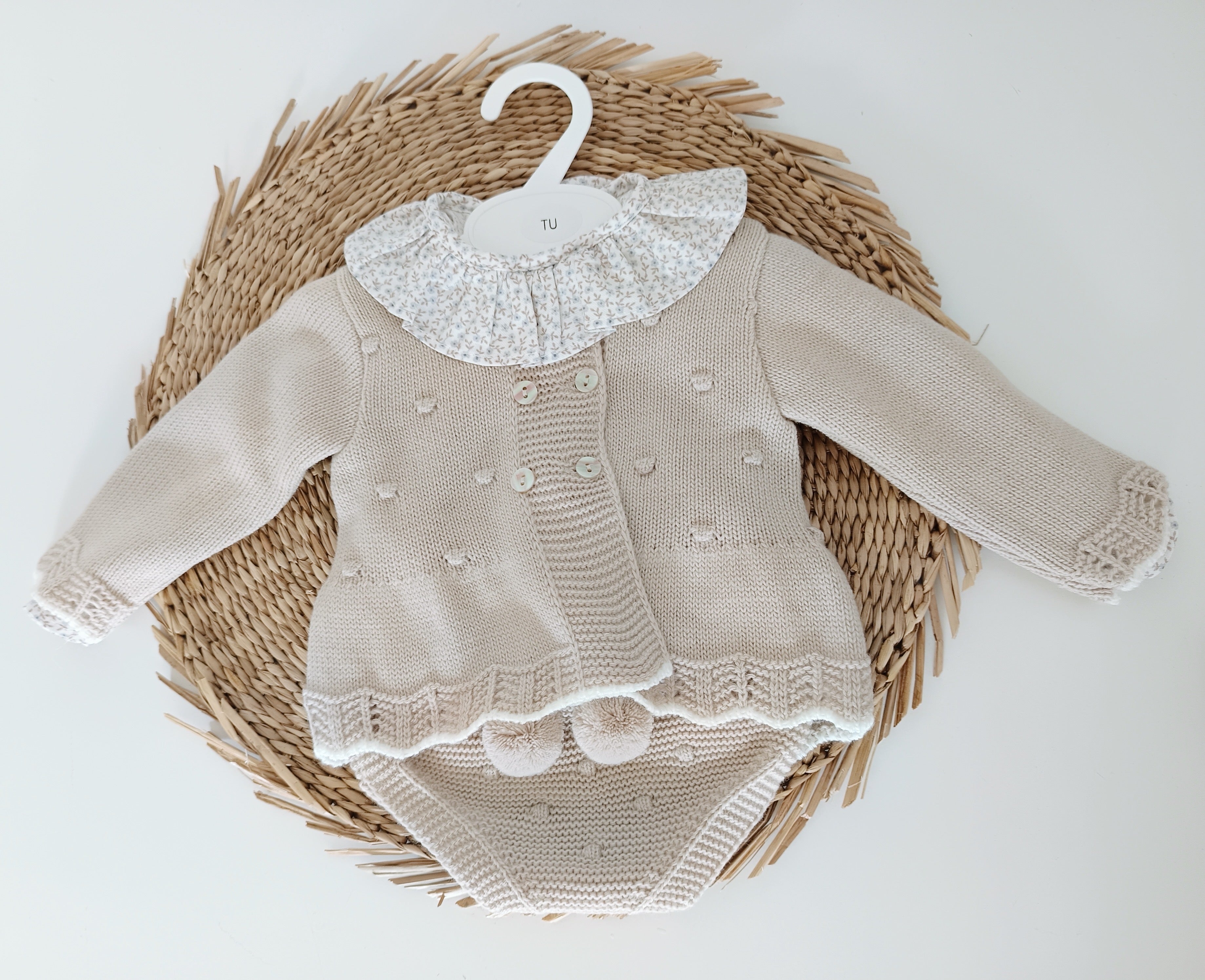 Conjunto Tapa Fraldas com Blusa e Casaco de Malha Florinhas Areia