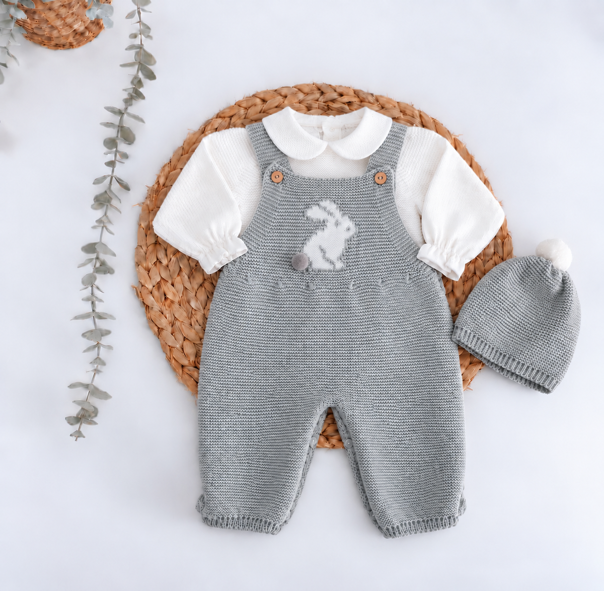 Jardineiras de malha Bolso Coelho c/ camisa e gorro Cinza