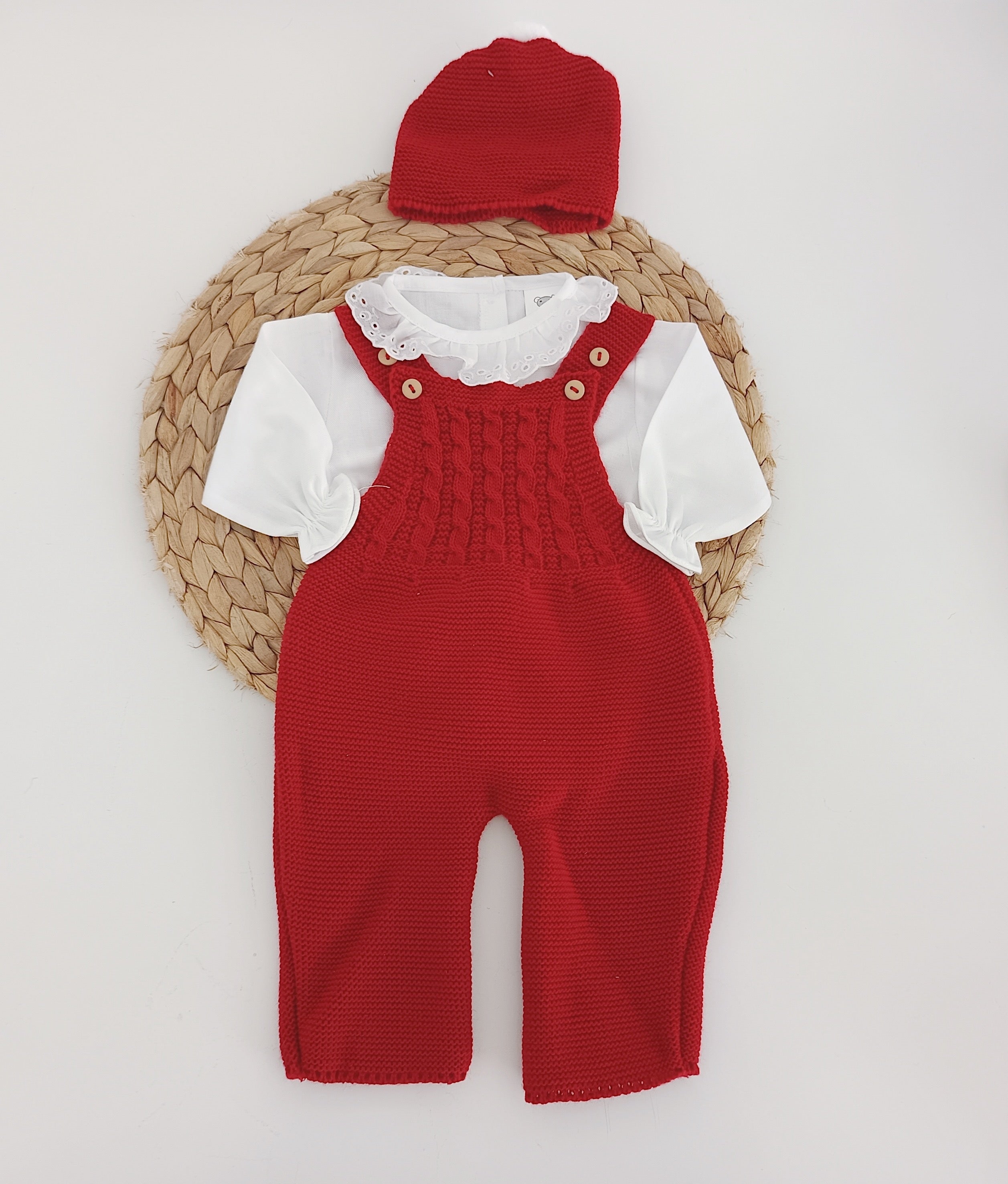 Jardineiras de Malha Trancinhas c/ Blusa Gola Folho e Gorro Vermelho