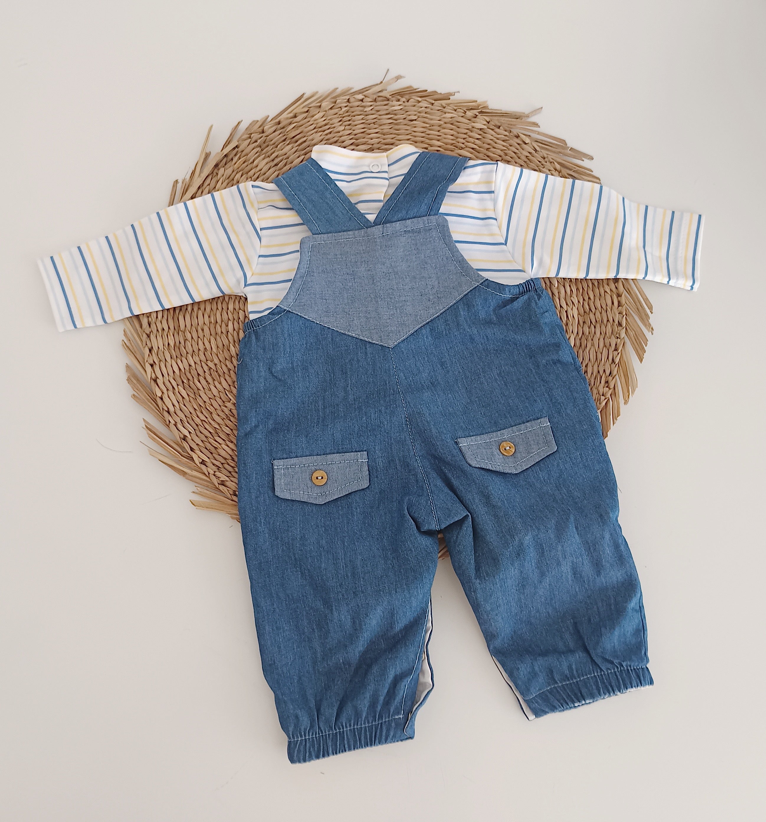 Jardineiras de Ganga com Camisola Carro Azul