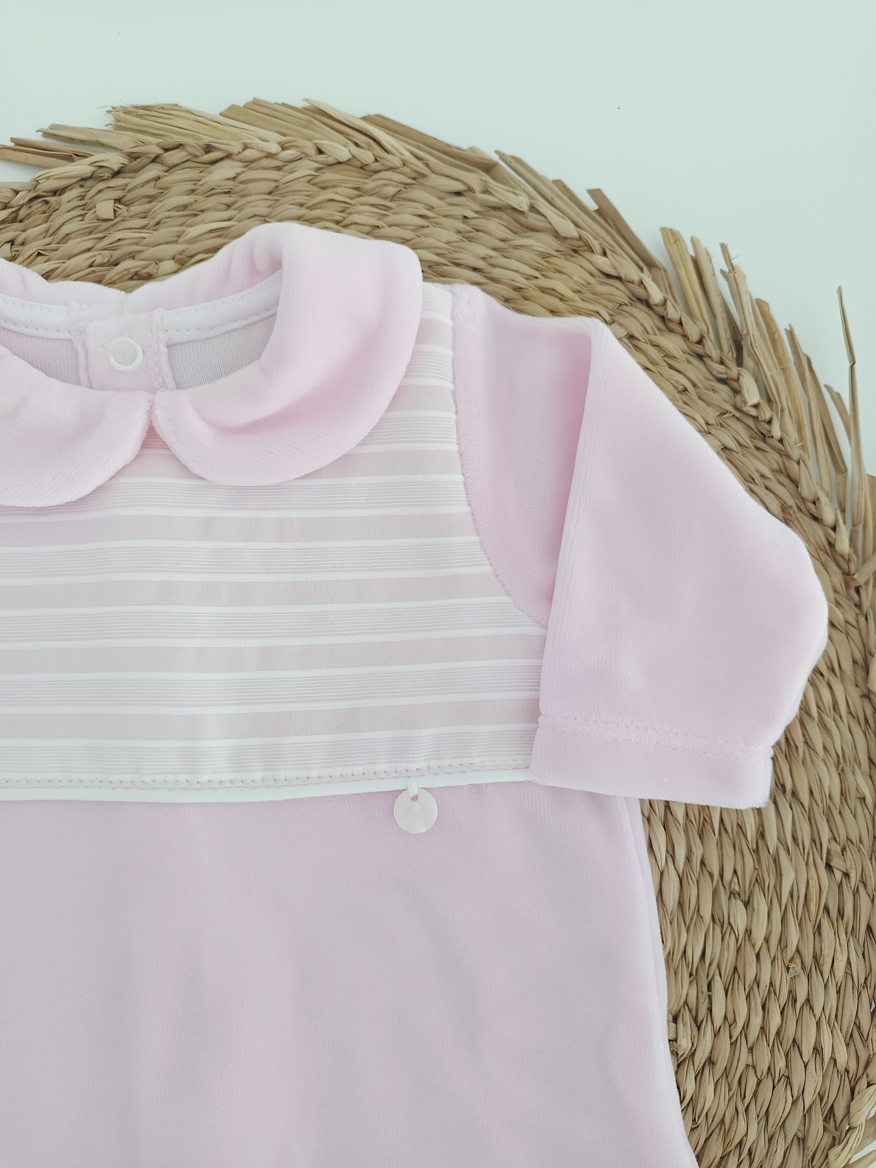 Babygrow de Veludo Riscas com Medalhinha Rosa