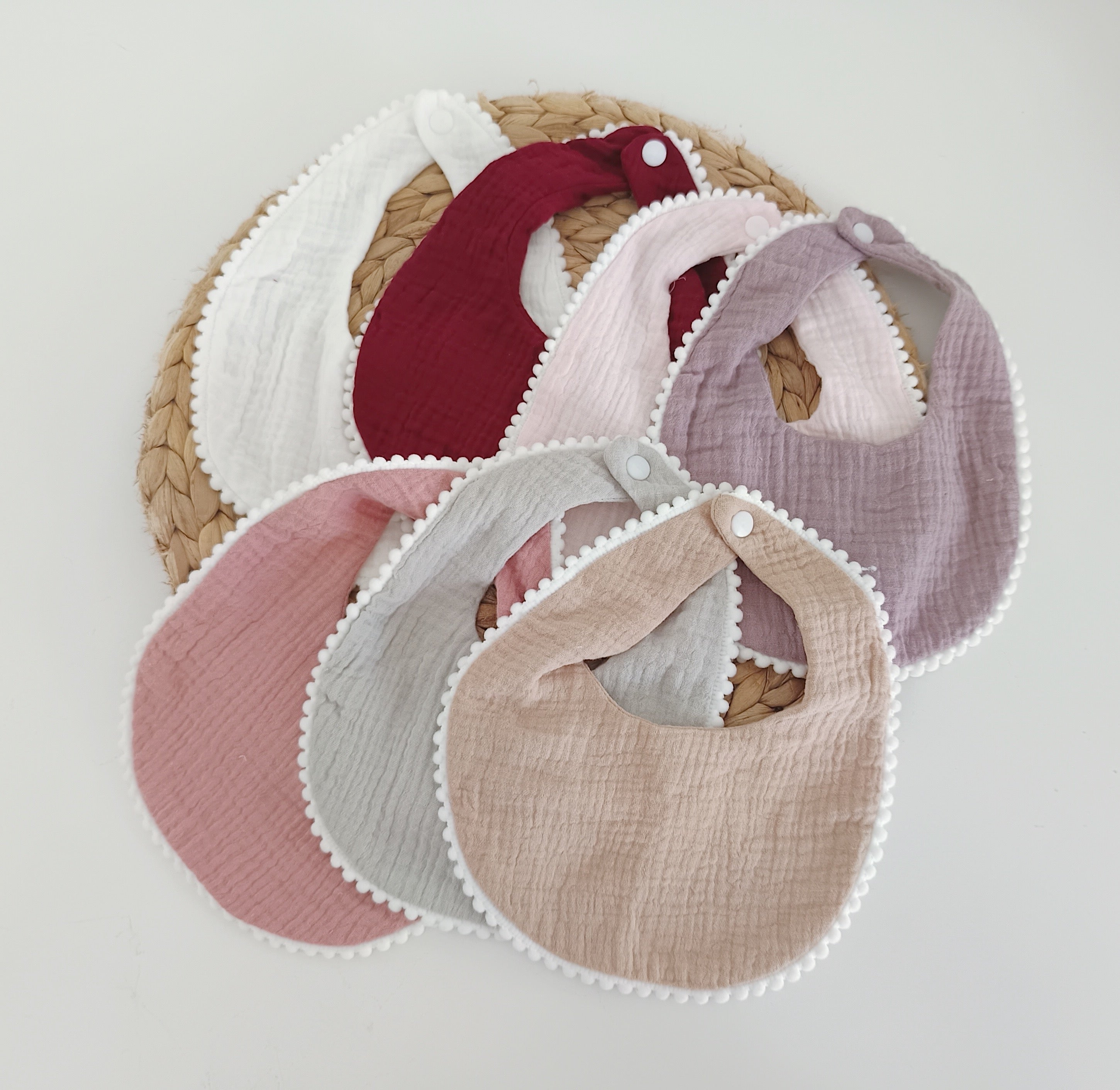 Babete em Musselina com pompons