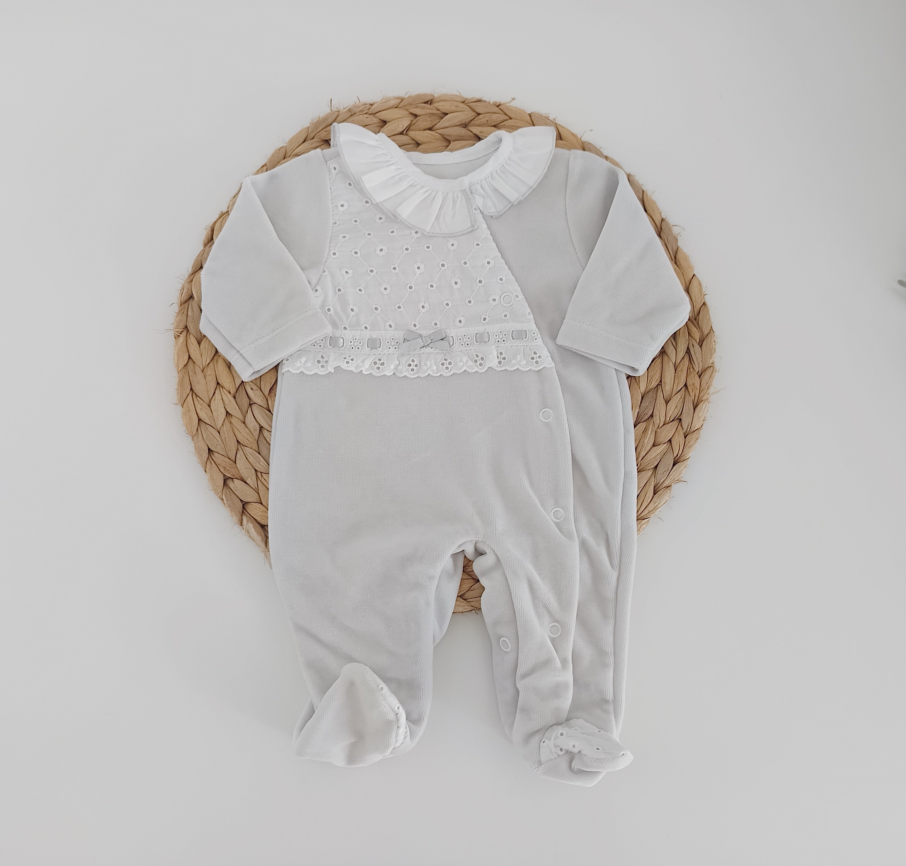Babygrow Veludo Peitilho Bordado Inglês Gola Abertura ao lado Cinza