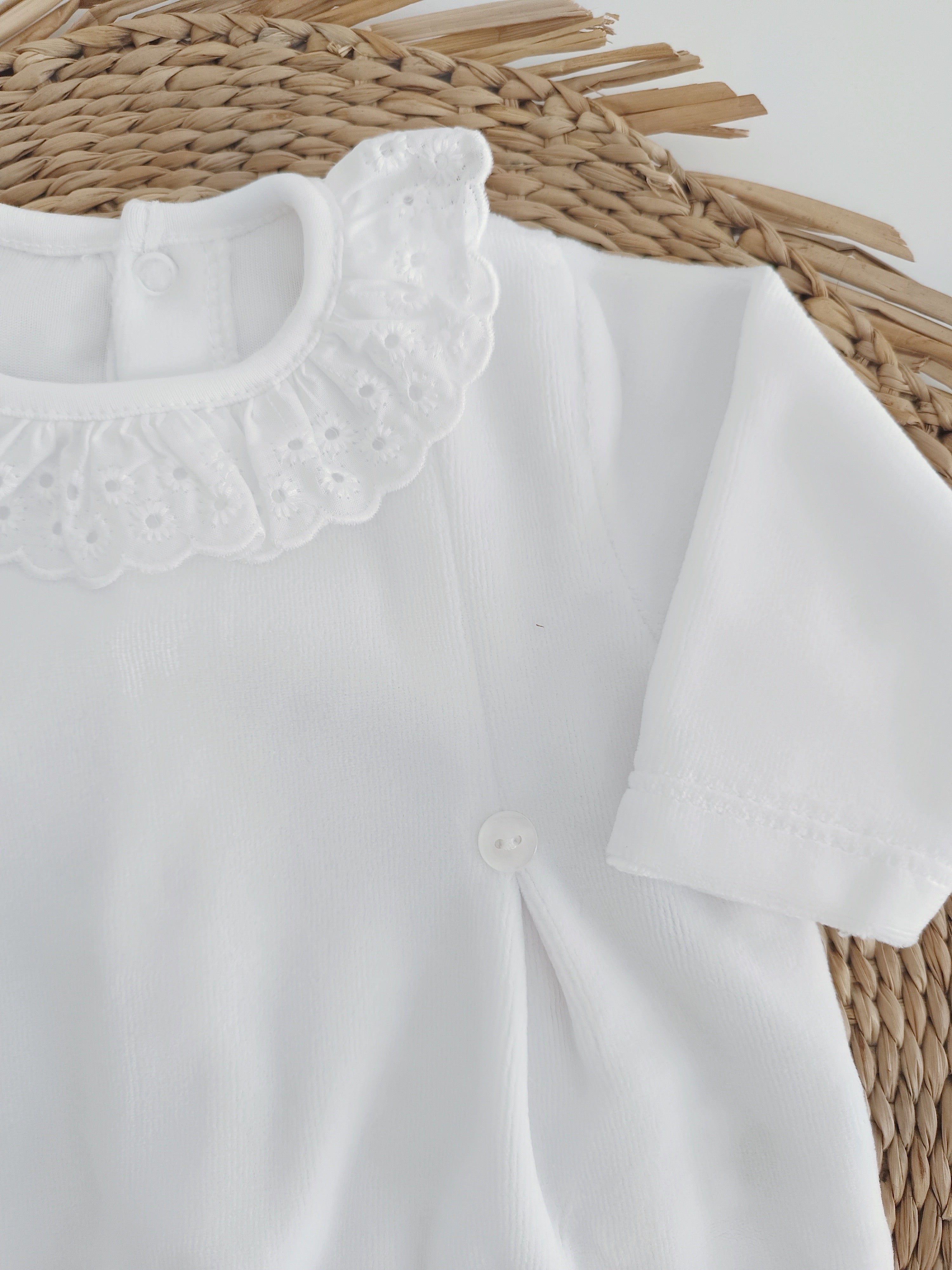 Babygrow Veludo Com Botões e Gola De Folho Branco