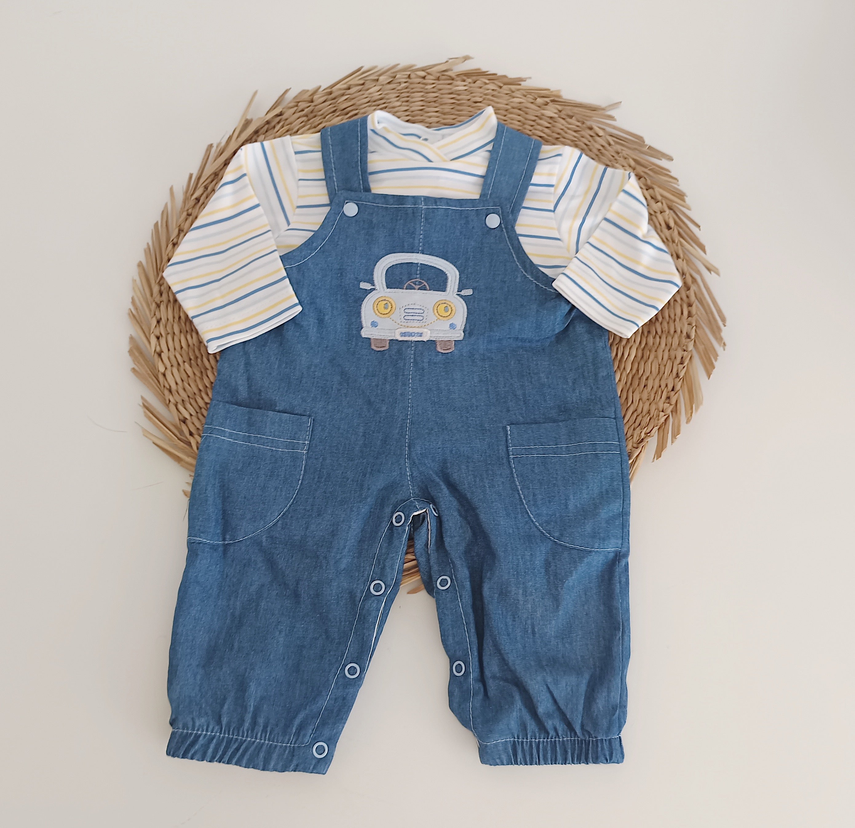 Jardineiras de Ganga com Camisola Carro Azul