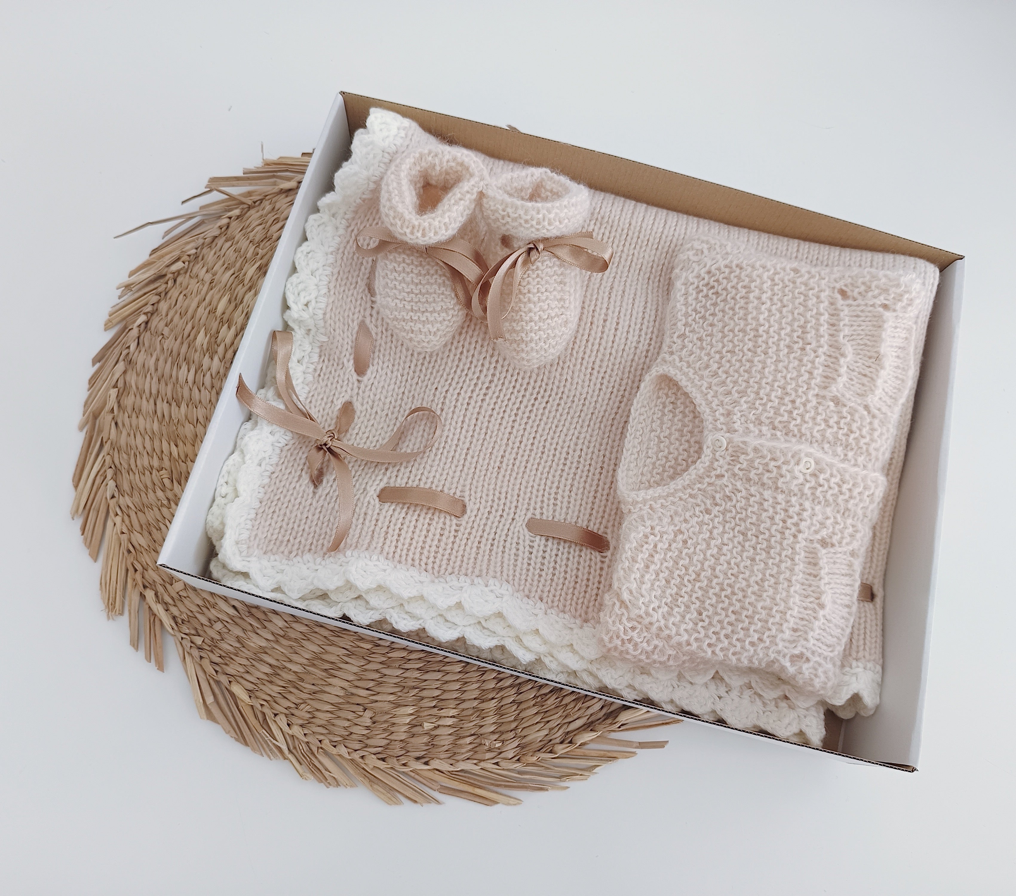 Conjunto de Malha para Bebé feito à Mão com Laço em Cetim Areia