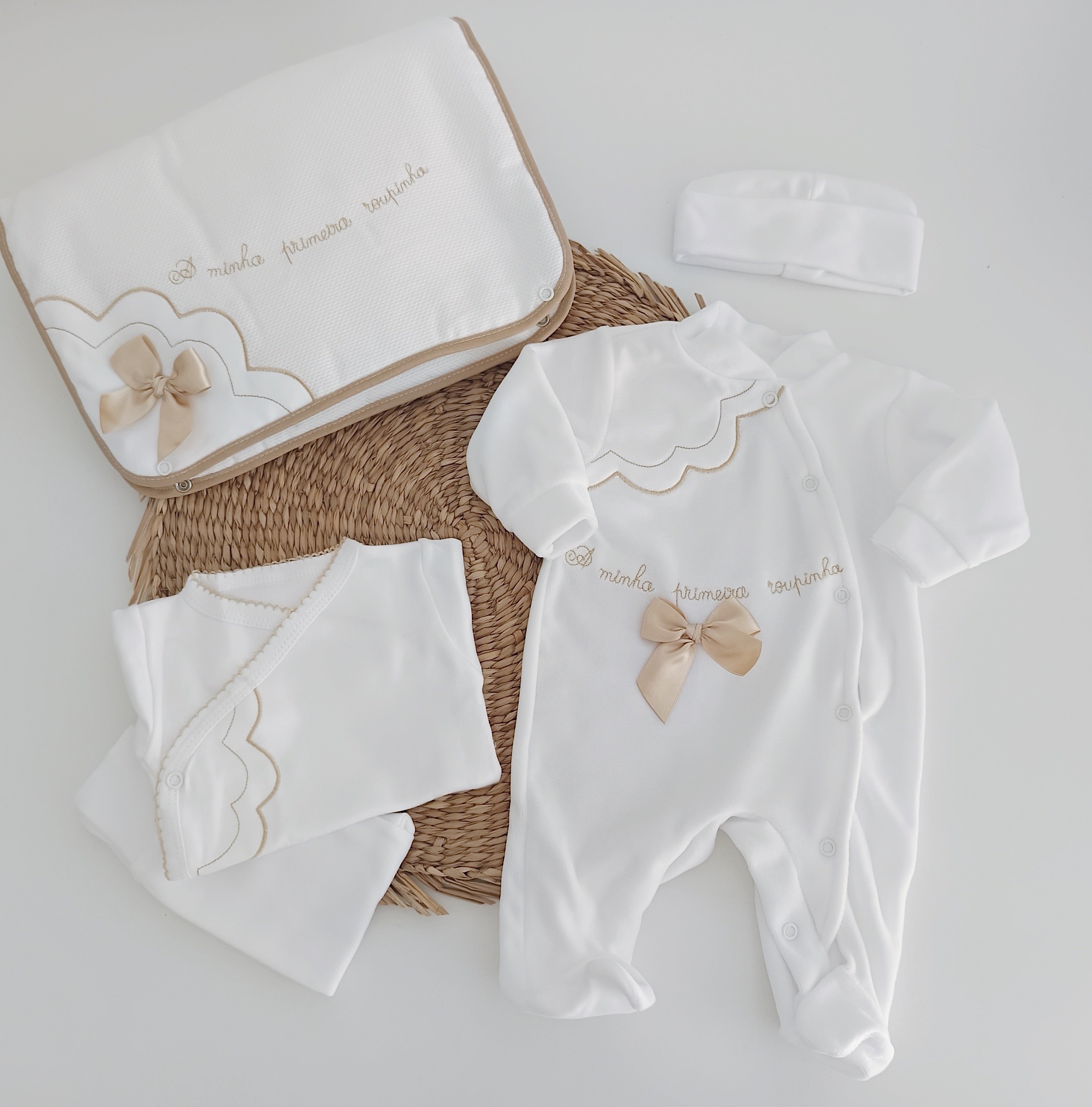 Conjunto de Primeira Roupinha Nuvem Areia