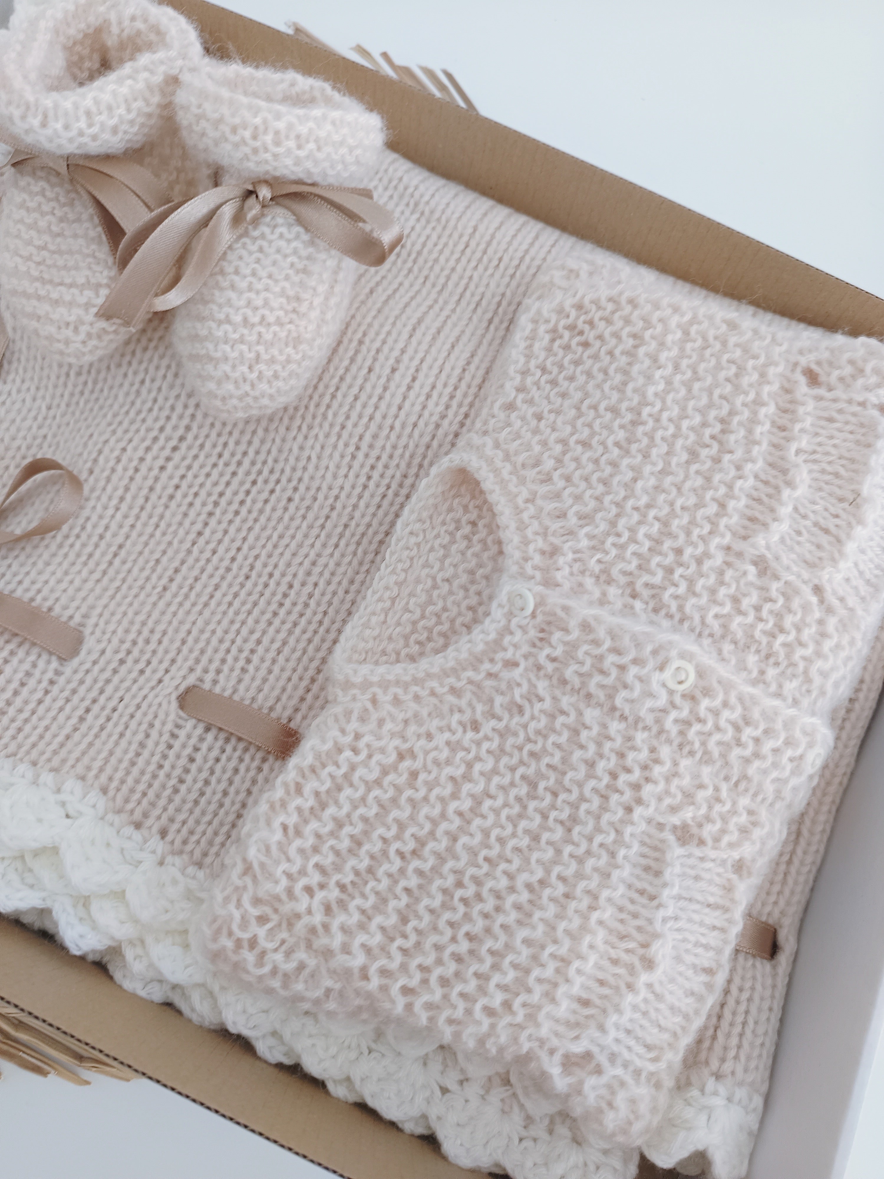 Conjunto de Malha para Bebé feito à Mão com Laço em Cetim Areia
