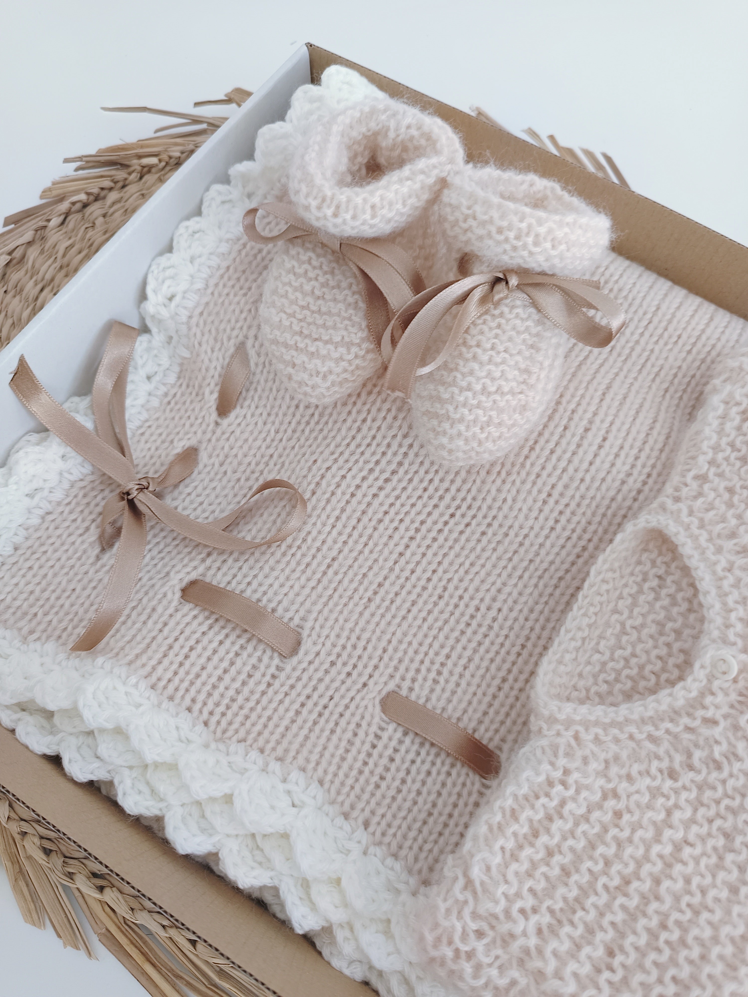 Conjunto de Malha para Bebé feito à Mão com Laço em Cetim Areia