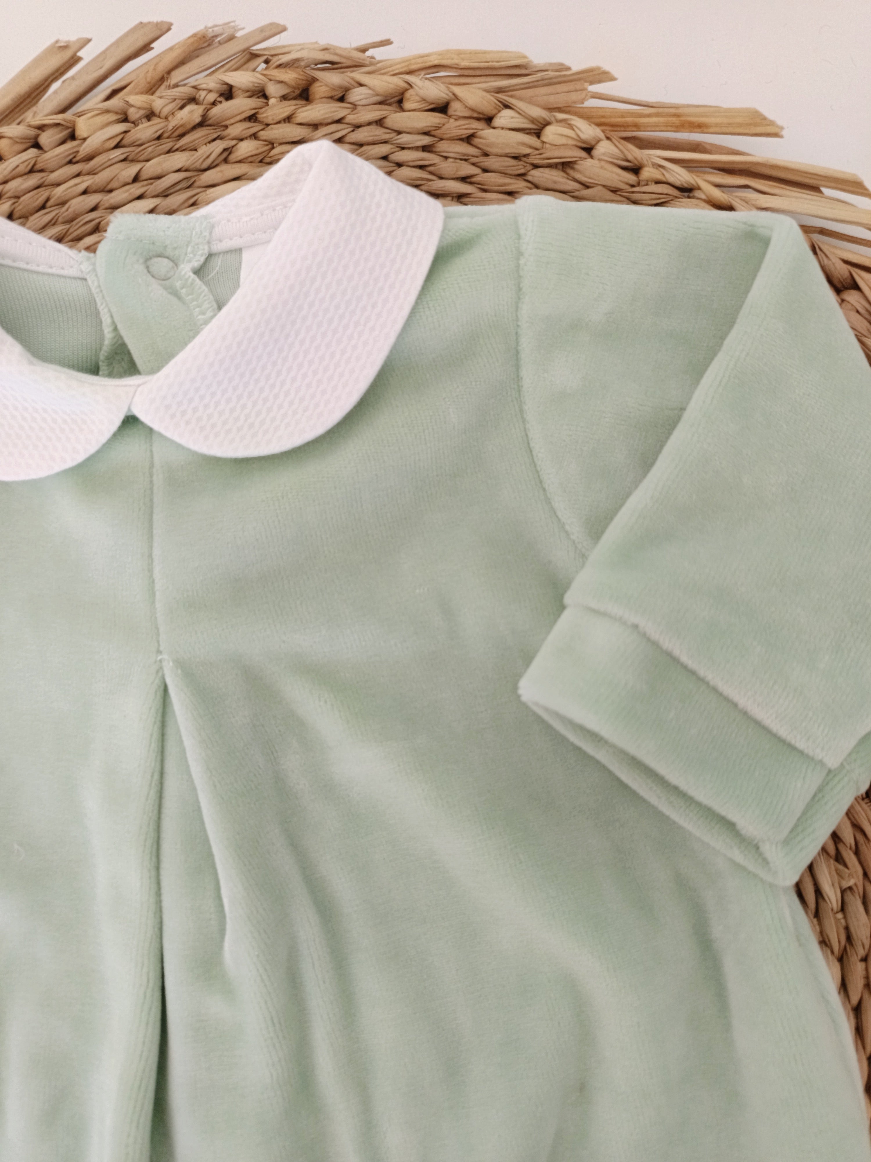 Babygrow Veludo Com Gola Cortada Verde