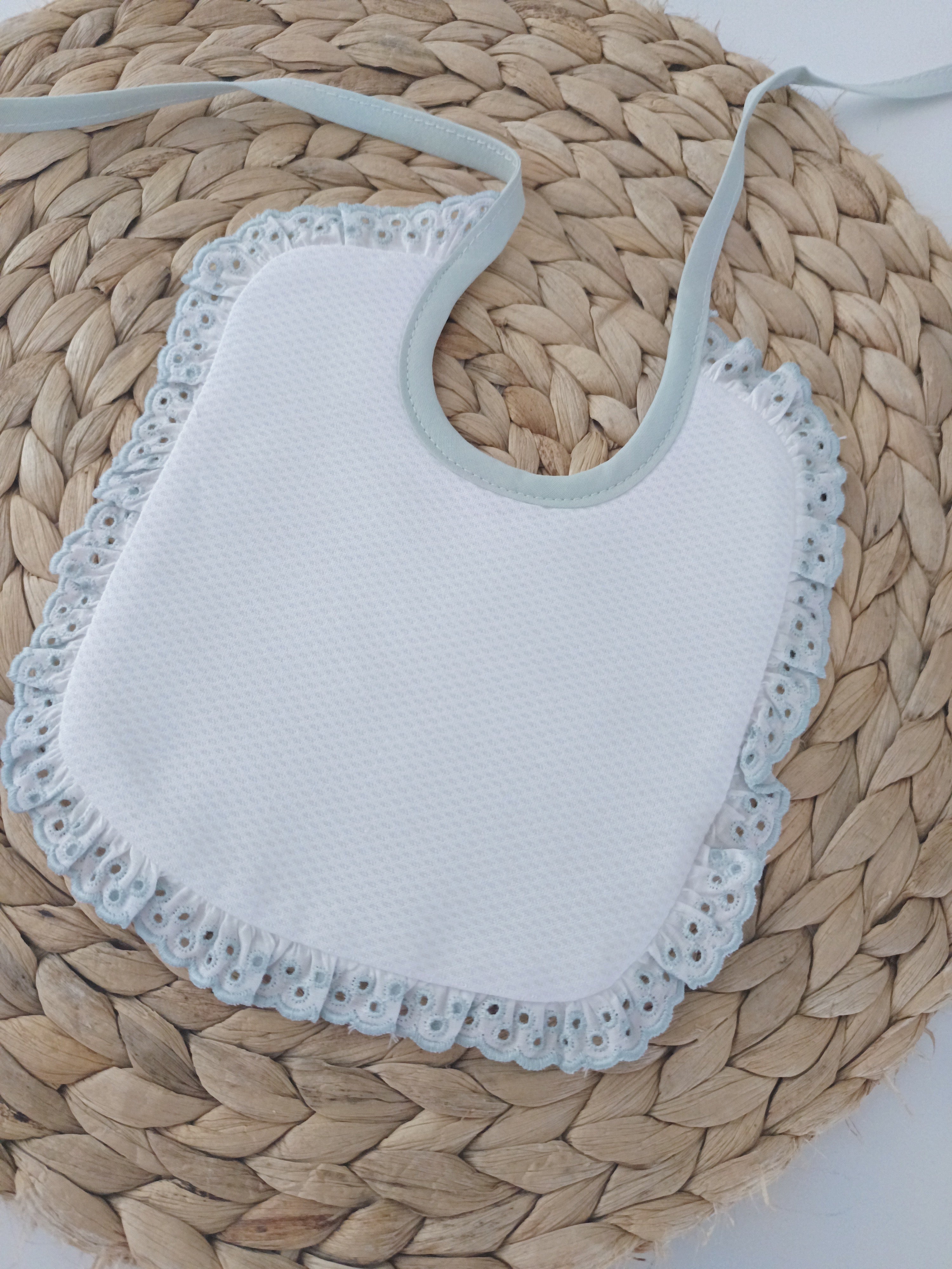 Babete em tecido com renda à volta