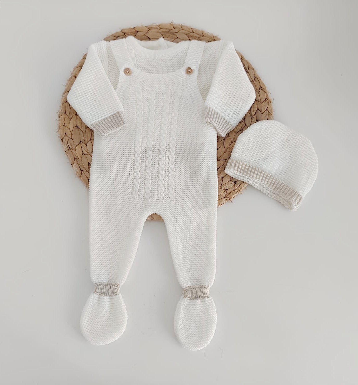 Jardineira de Malha com Camisola e Gorro Tranças Pérola