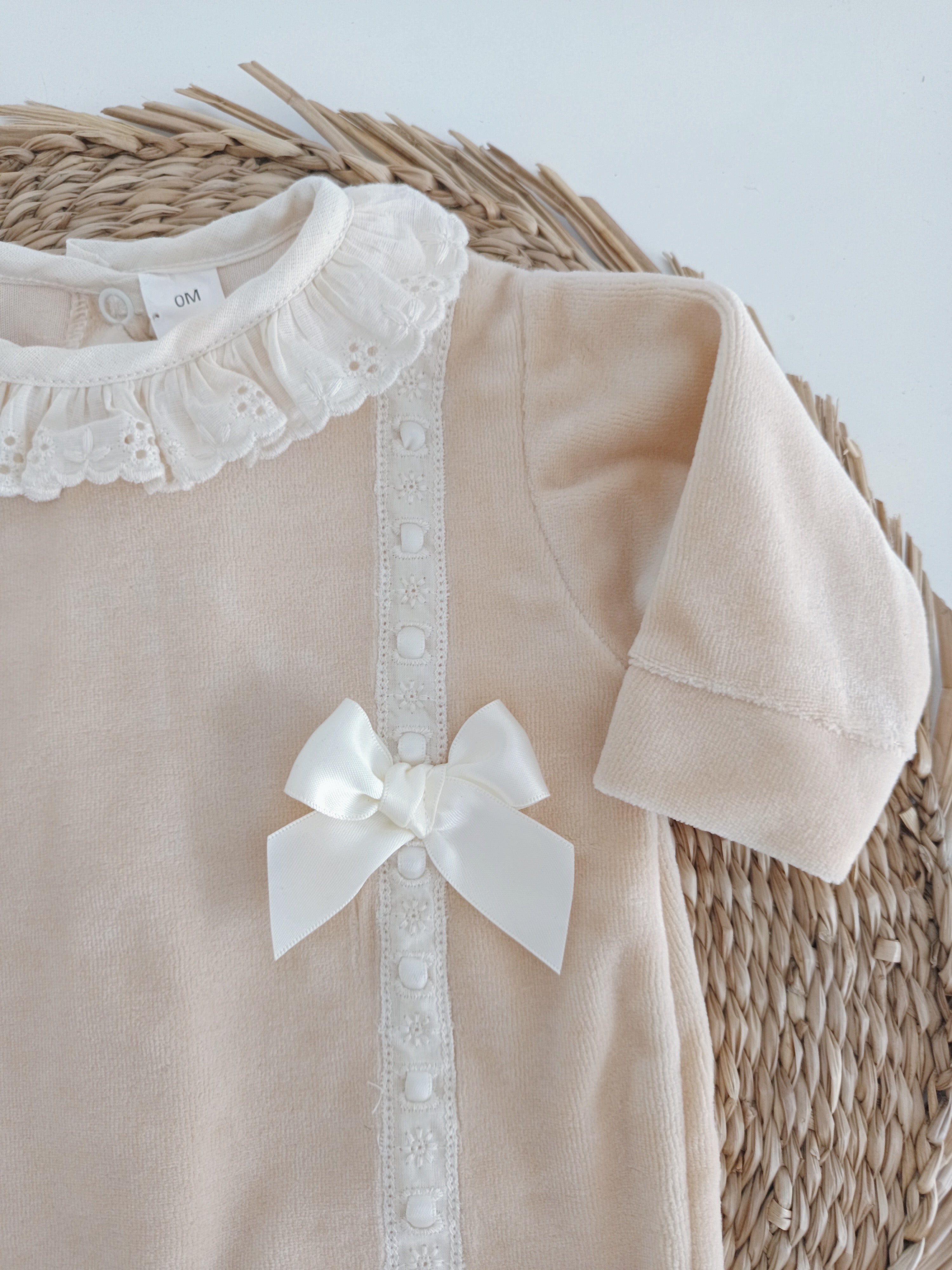 Babygrow de Veludo Renda Areia
