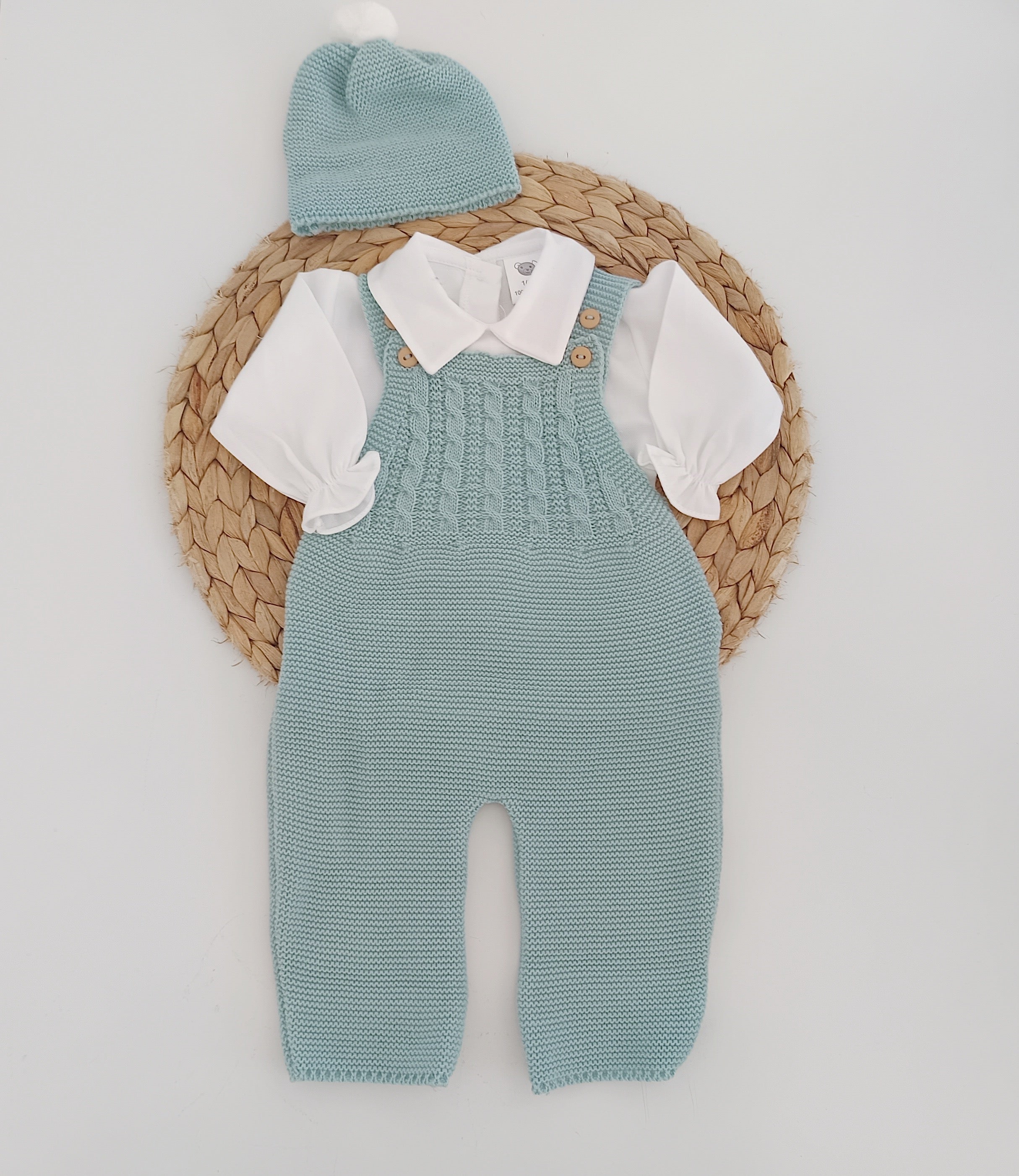 Jardineiras de Malha Trancinhas c/ Camisa Gola Bico e Gorro Verde