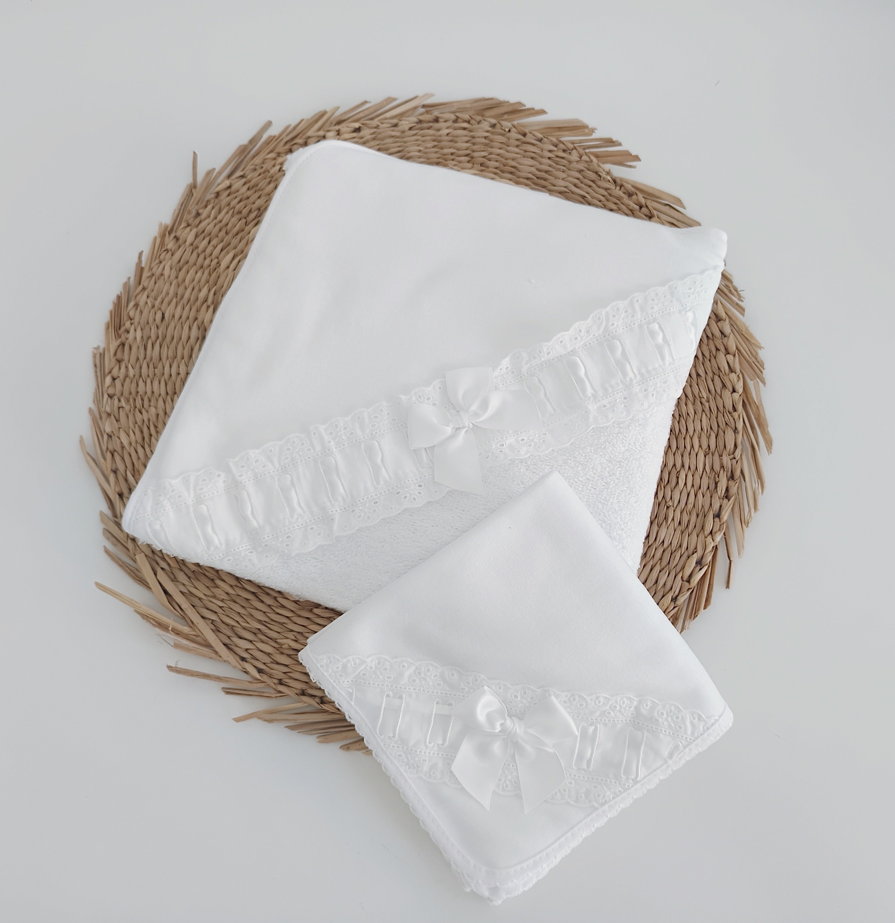 Conjunto Toalha de banho e Fralda para bebé Renda Branca