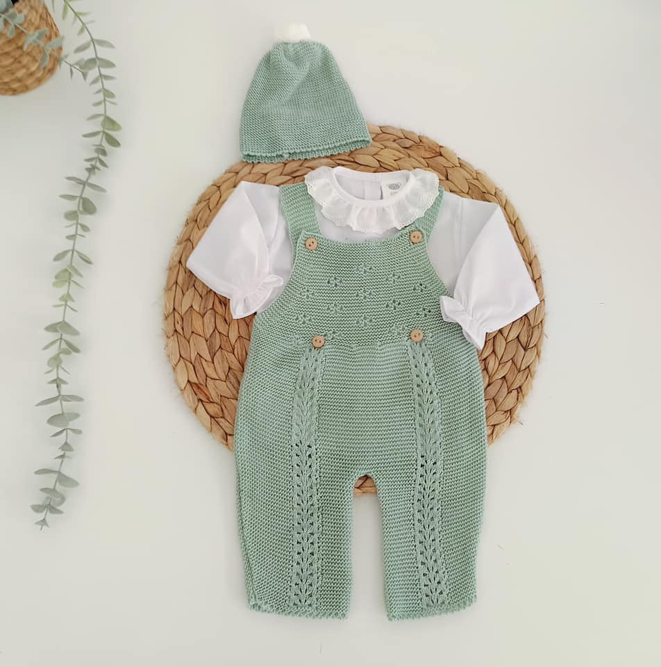 Jardineiras de Malha Botões c/ blusa gola folho e gorro algodão Verde