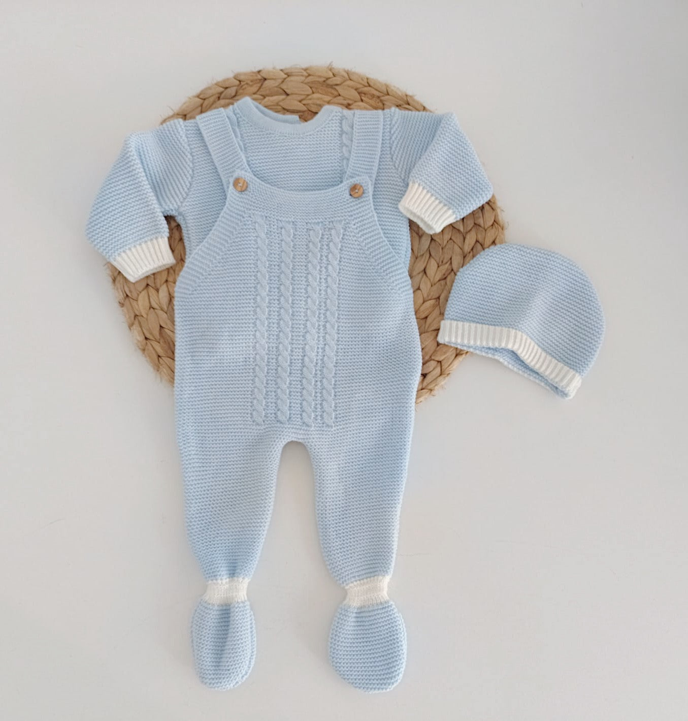 Jardineira de Malha com Camisola e Gorro Tranças Azul