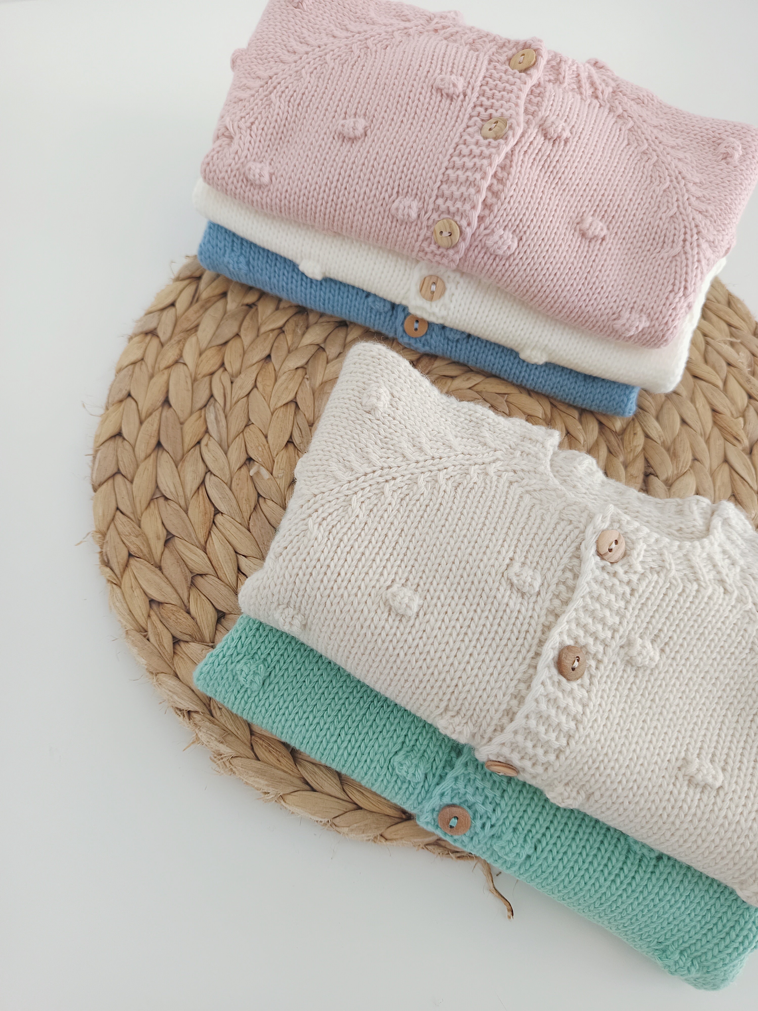 Casaco de Malha Pompons com Botões Madeira