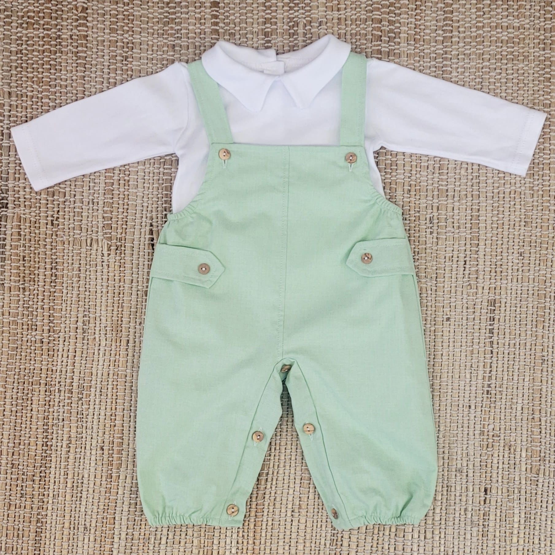 Jardineira Básica com Camisa Verde