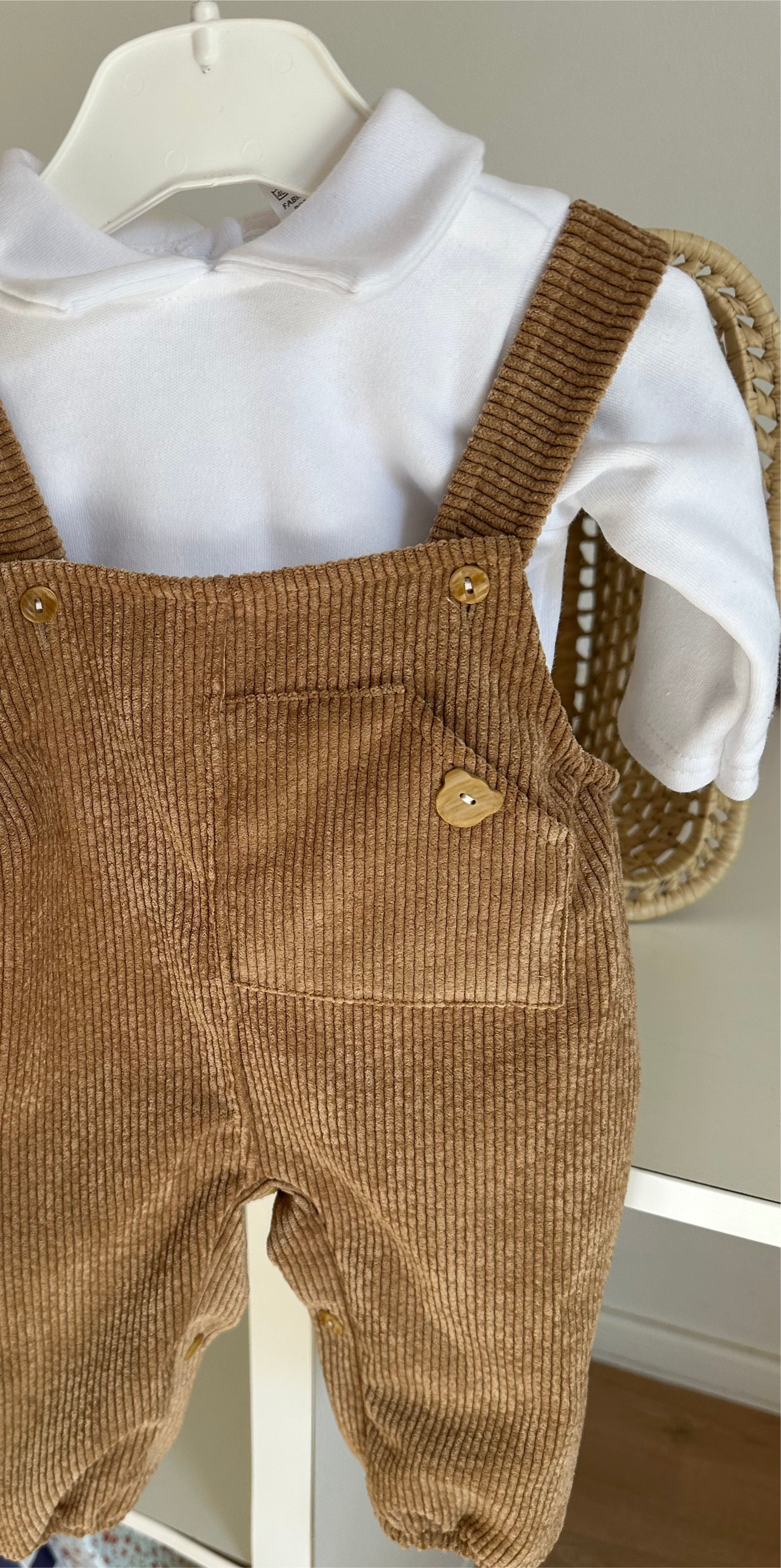 Jardineiras de Bombazine com Camisa Camel