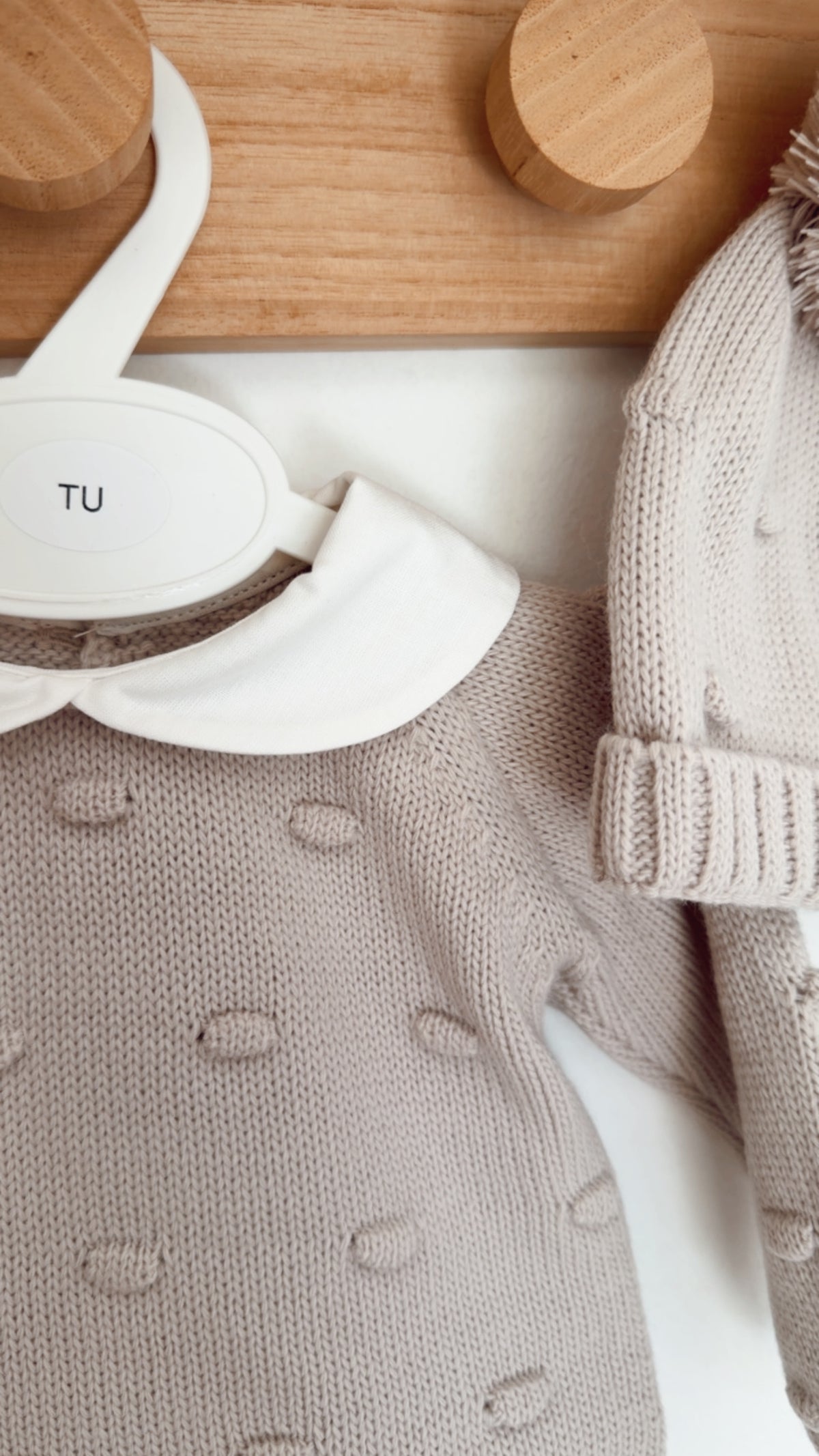 Conjunto Tapa Fraldas Camisola e Gorro Pompons Areia