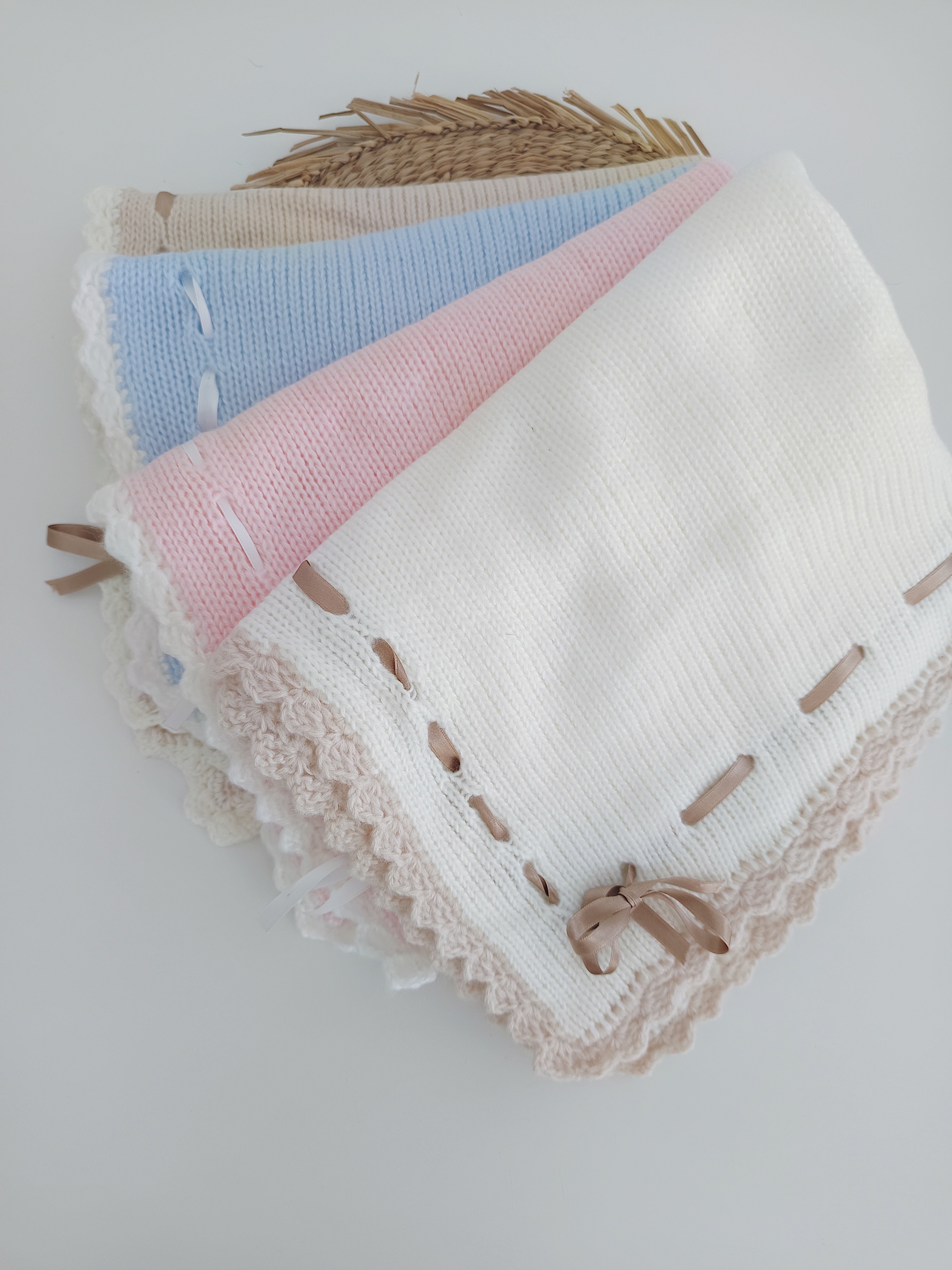 Manta de Malha para Bebé feita à Mão com Laço em Cetim