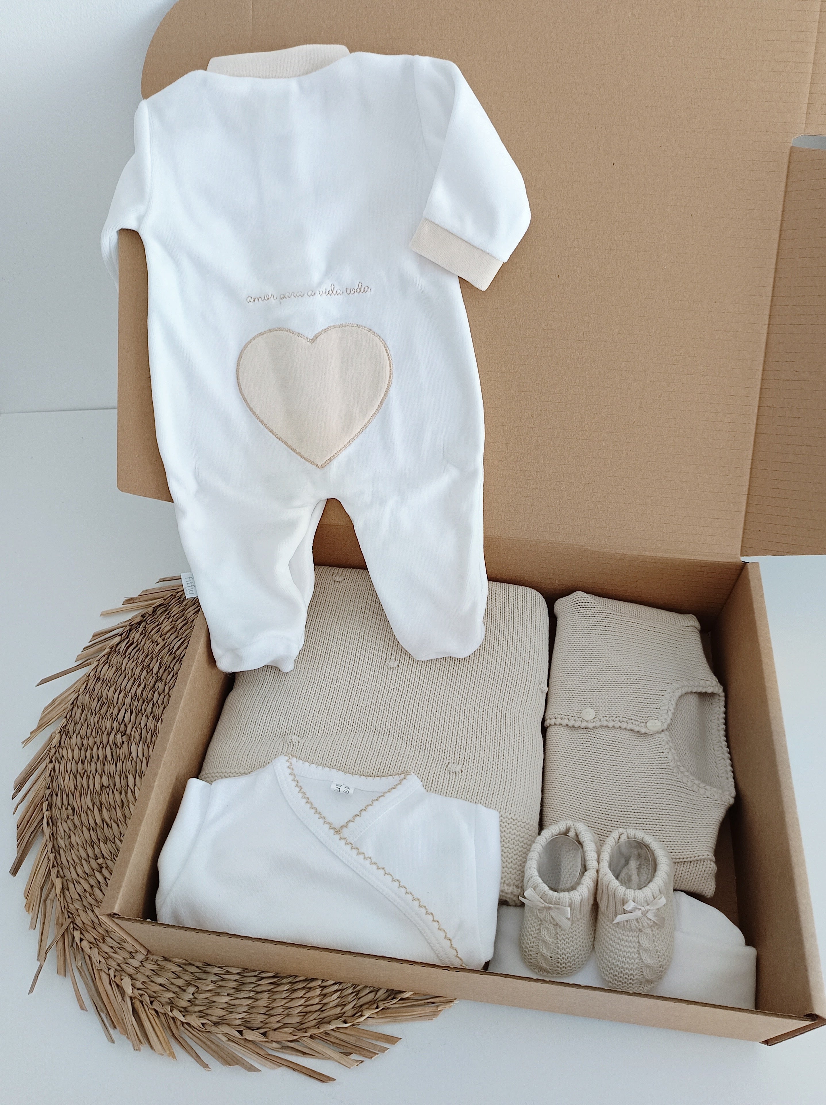 Amor Para a Vida Toda® | Conjunto Primeira Roupinha Coração Areia com manta