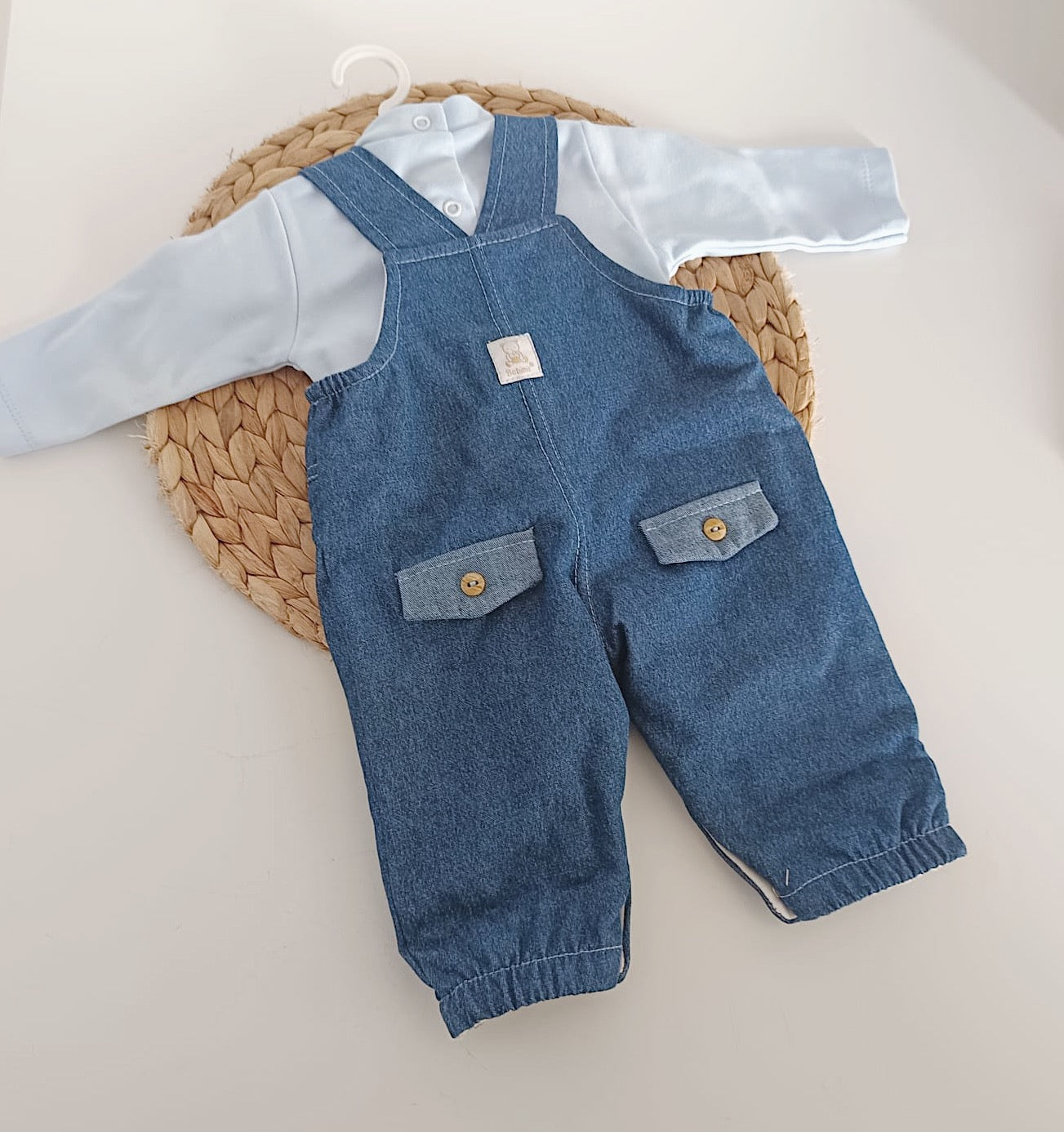 Jardineiras de Ganga com Camisola Bolso Azul