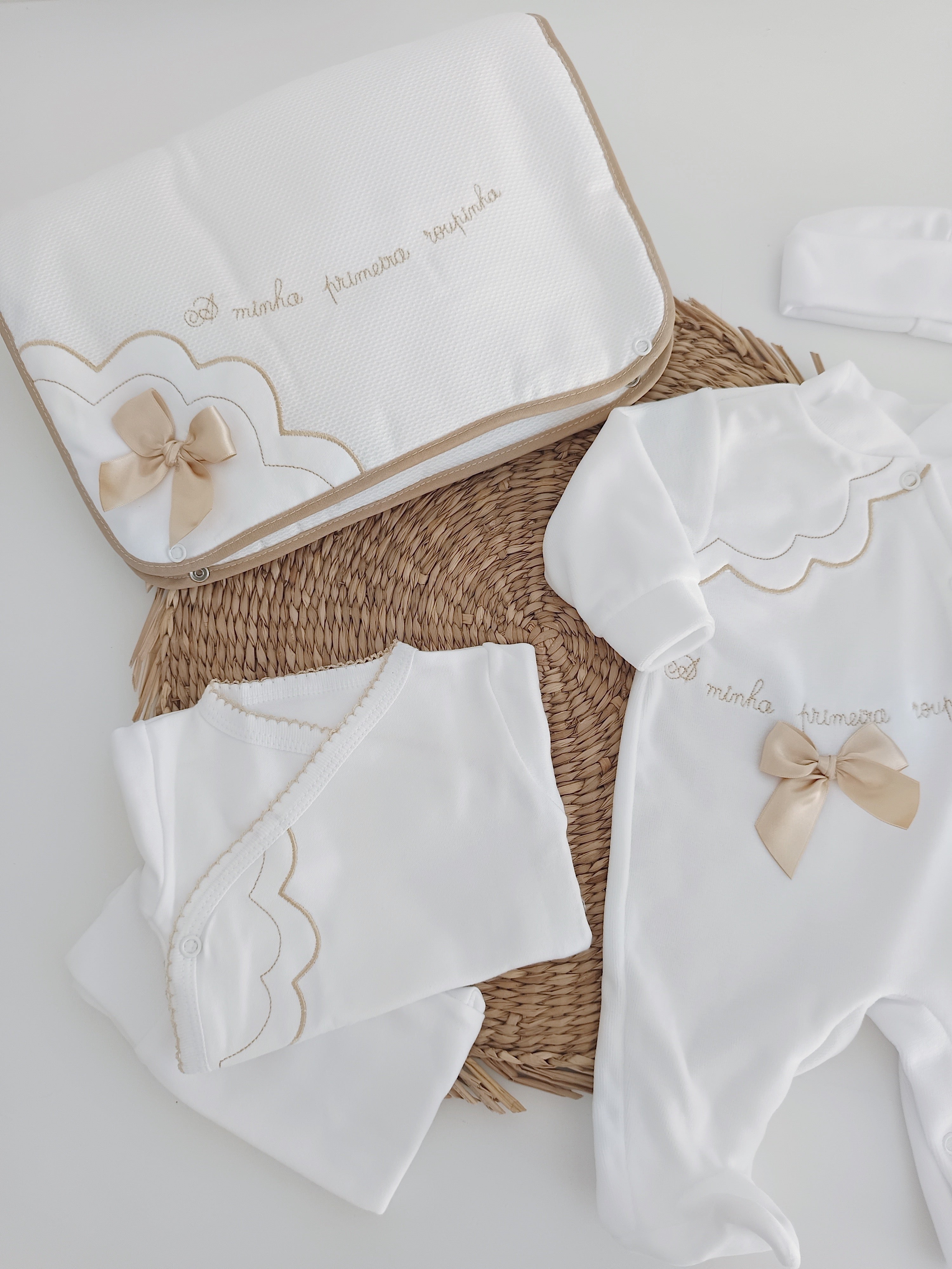Conjunto de Primeira Roupinha com toalha e fralda Nuvem Areia