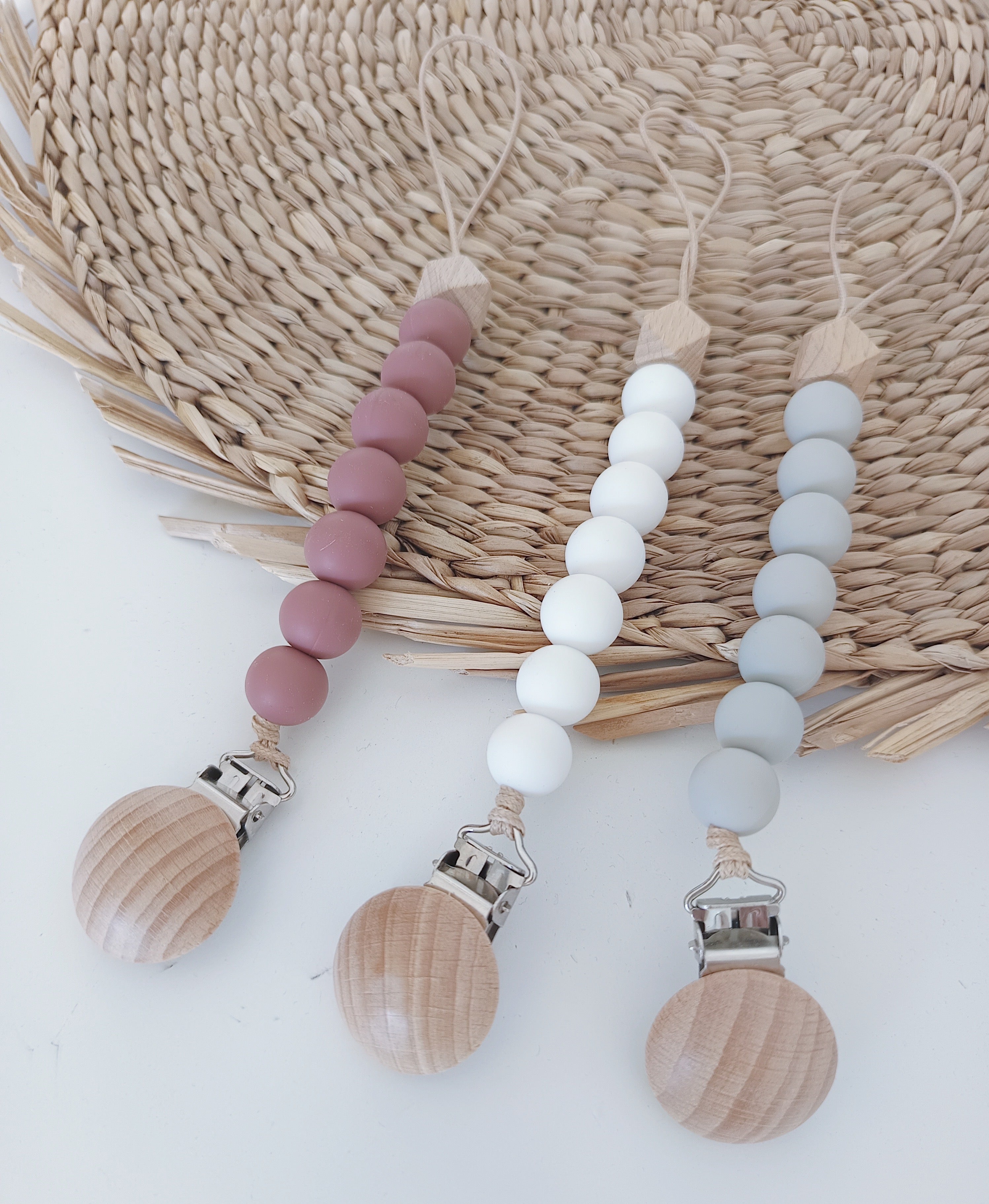 Porta Chupeta Bolas e Madeira