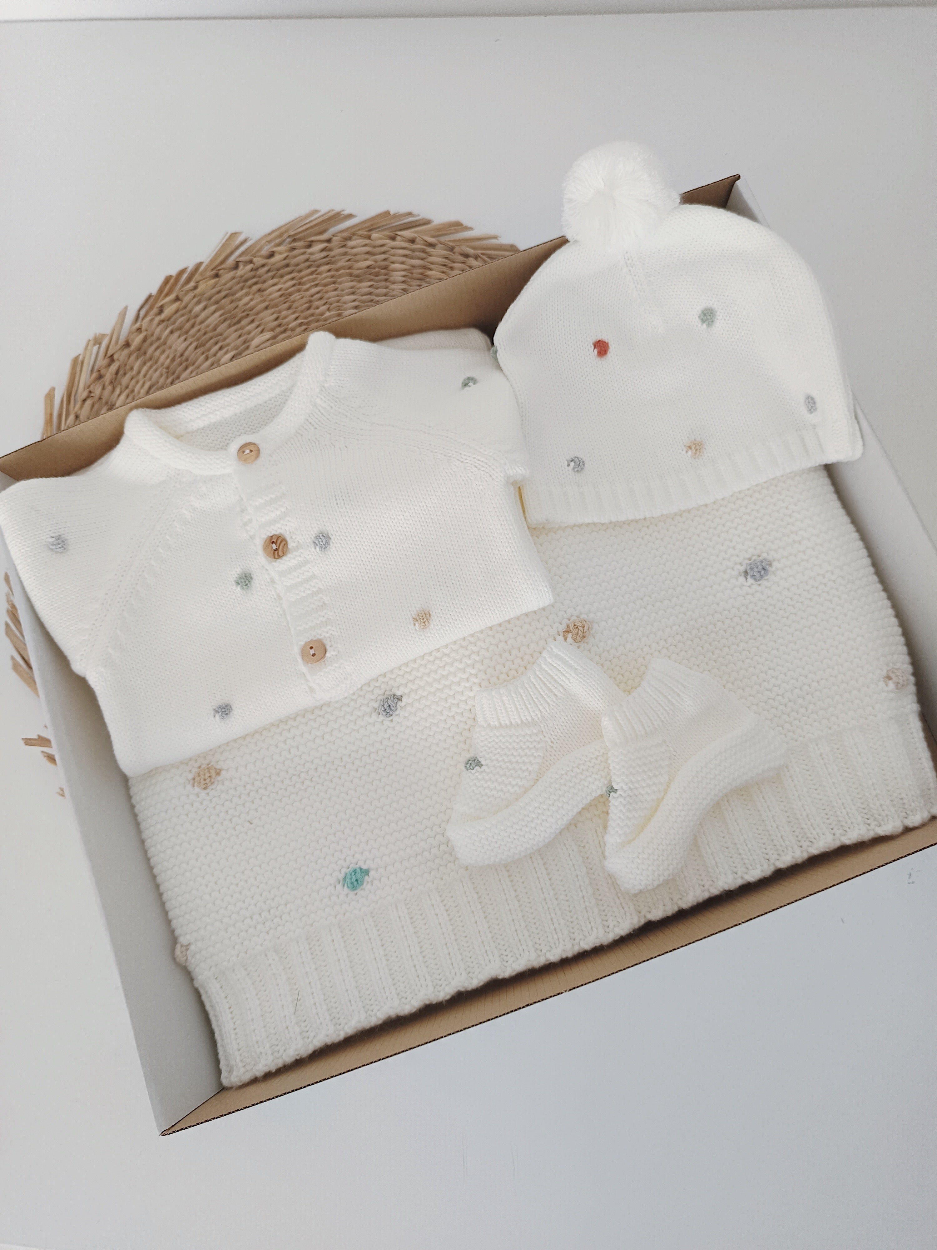 Conjunto Manta Pompons Coloridos com Babygrow, Gorro e Carapins Malha