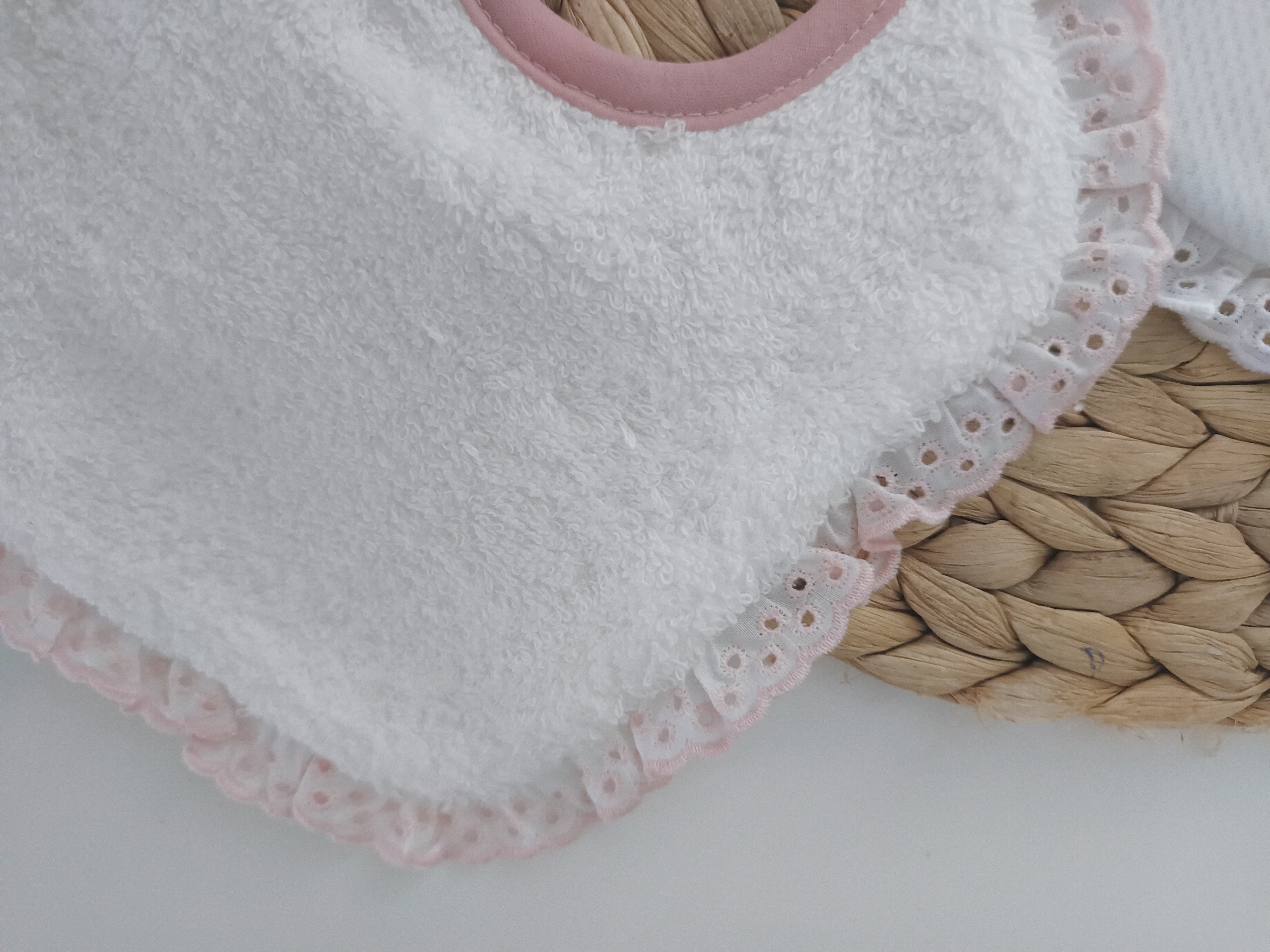 Detalhe fio ajustável babete bebé renda algodão FitFiu Babies
