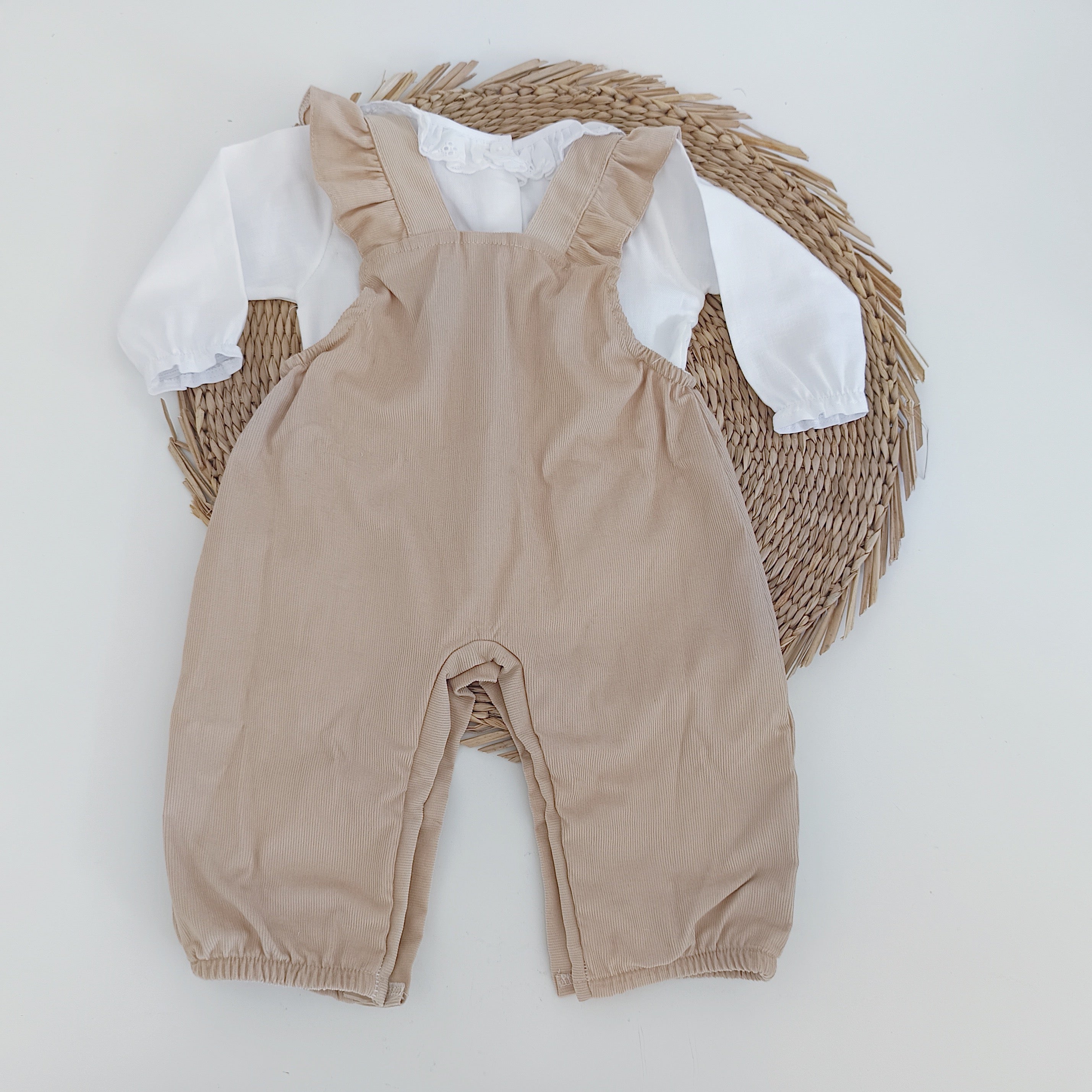 Jardineiras Bombazine com blusa de gola folho Areia