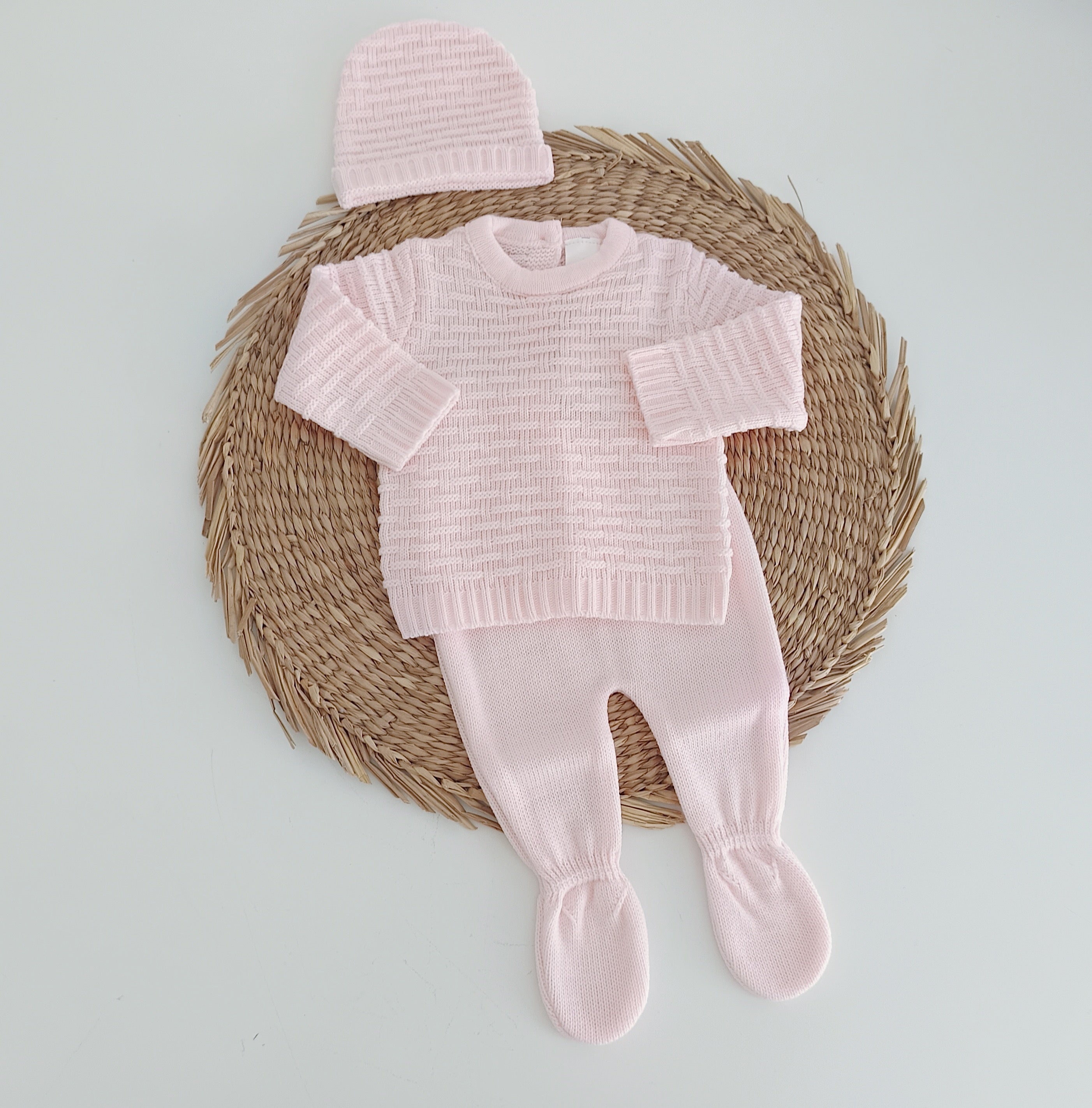 Conjunto de Malha Trabalhado com Gorro Rosa