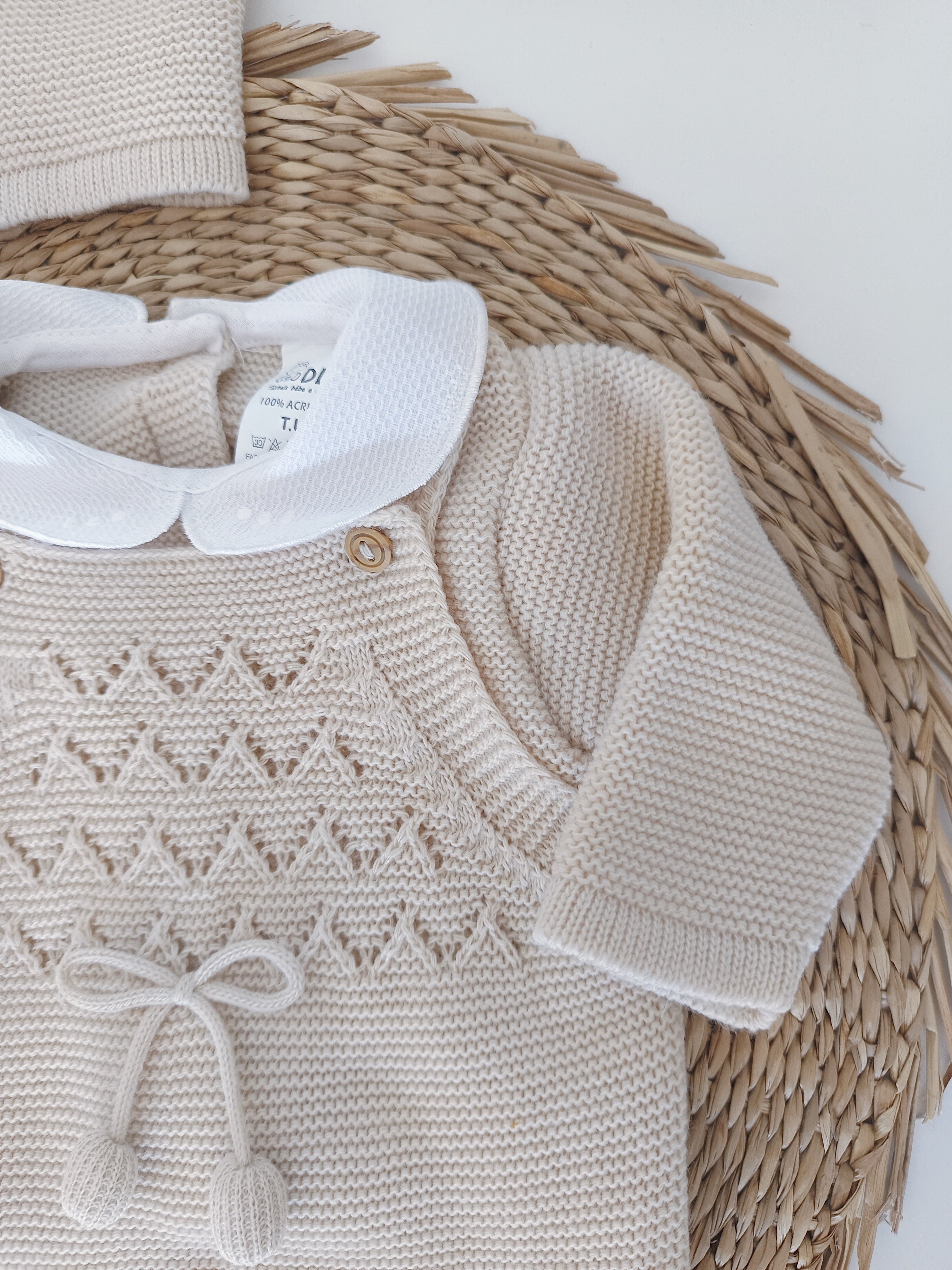 Jardineira Malha Saída Maternidade Pompons Pequenos Areia