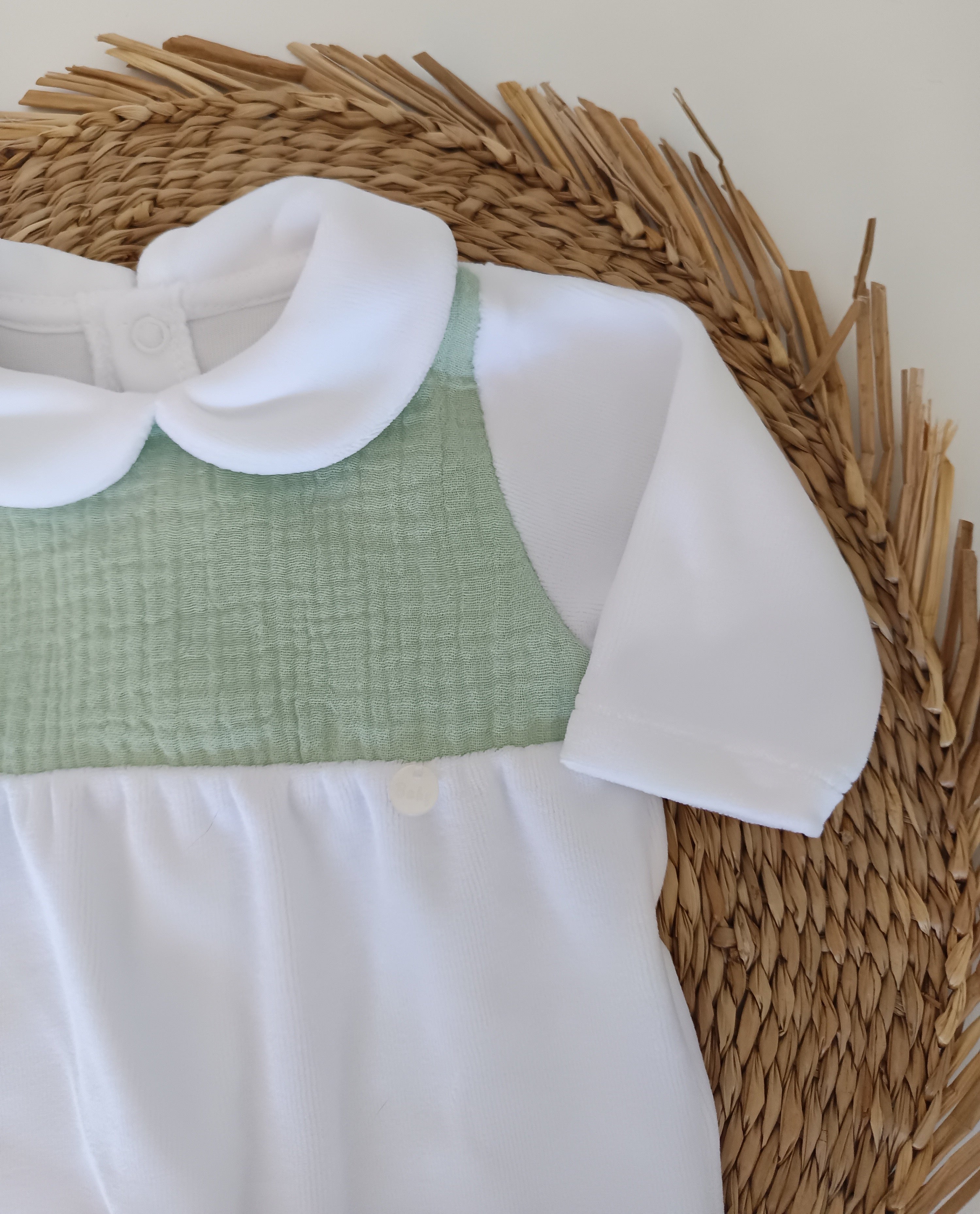Babygrow com Peitilho em Musselina Verde