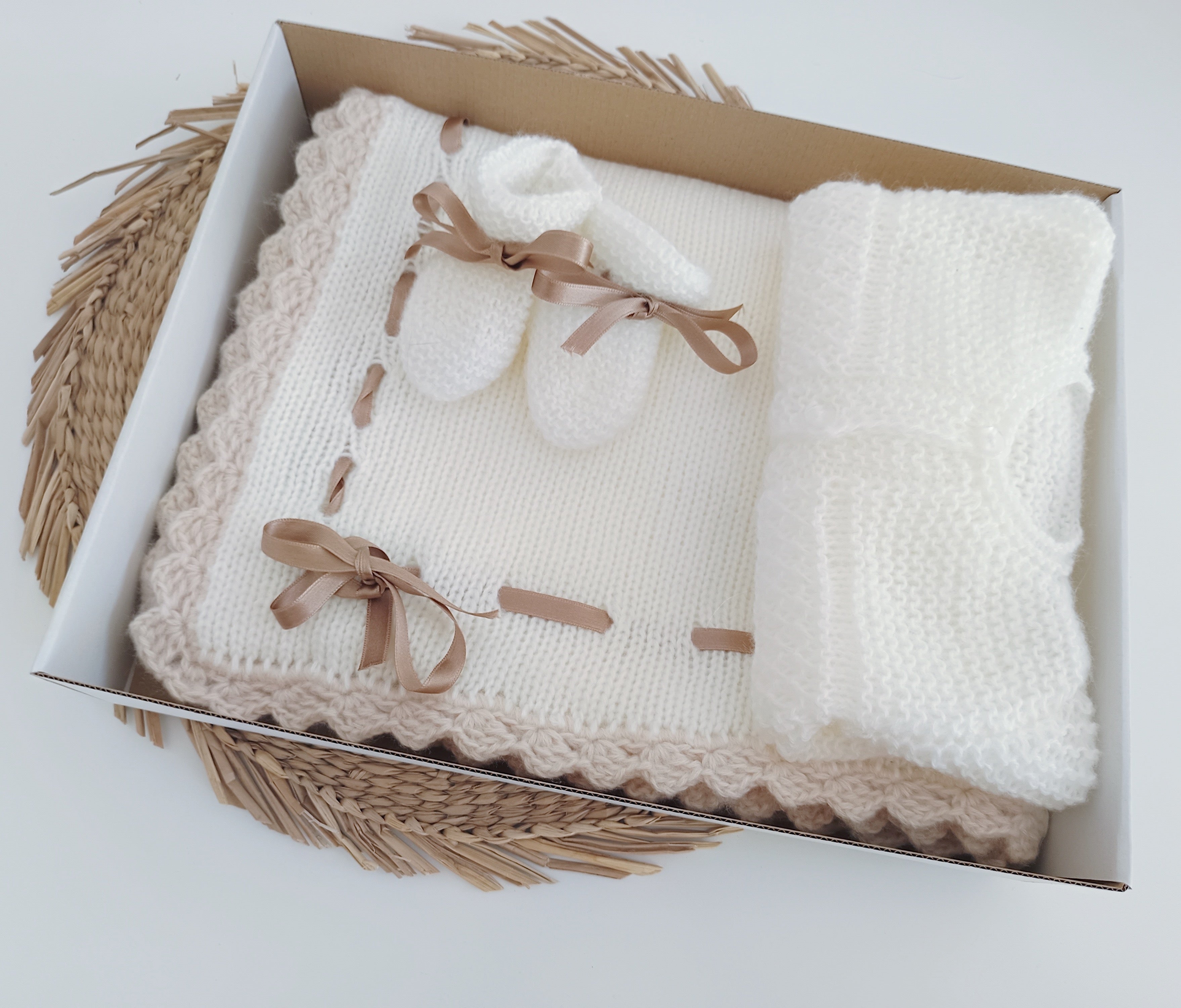 Conjunto de Malha para Bebé feito à Mão com Laço em Cetim Pérola