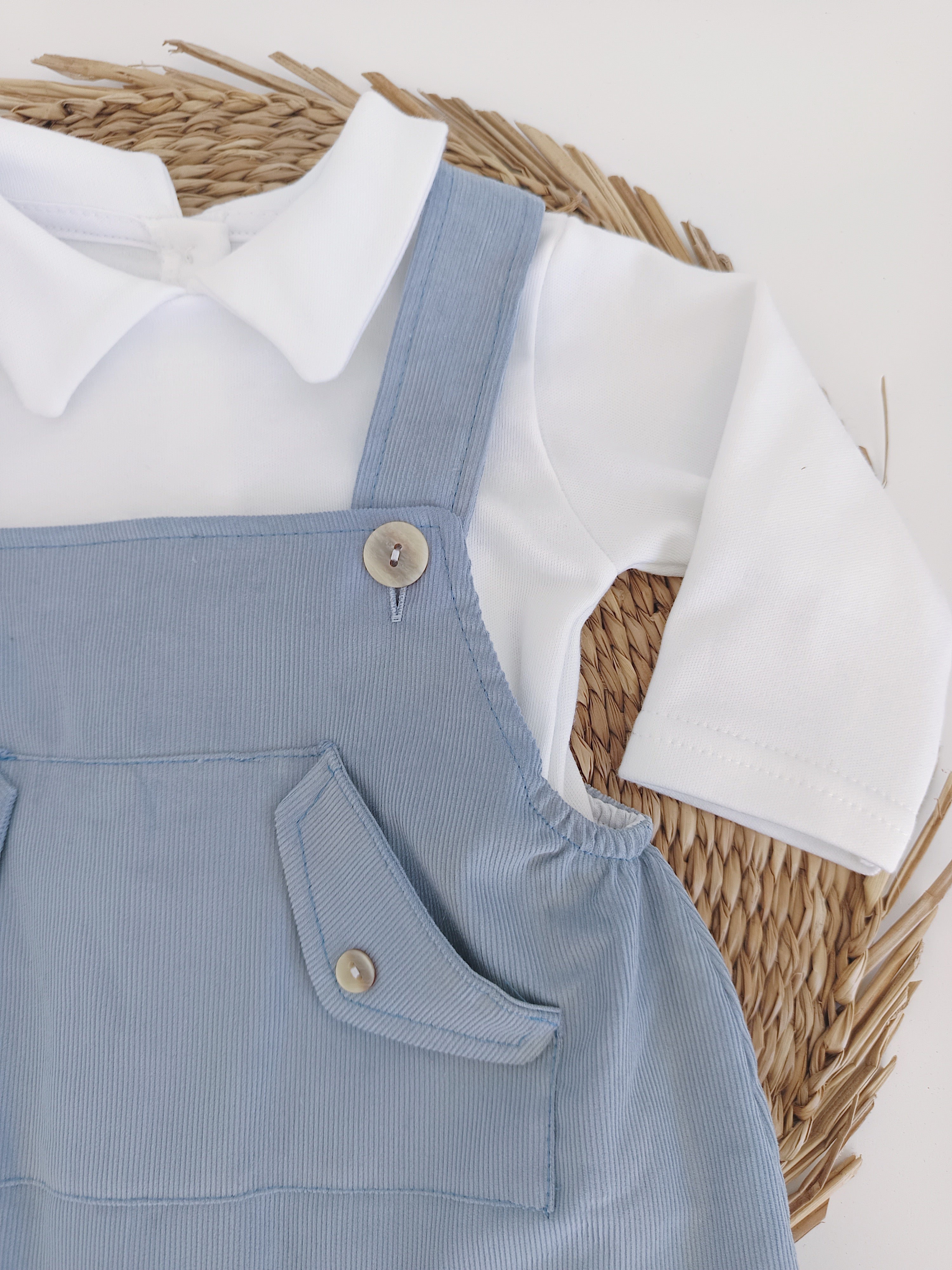 Jardineiras de Bombazine com Camisa Jeans