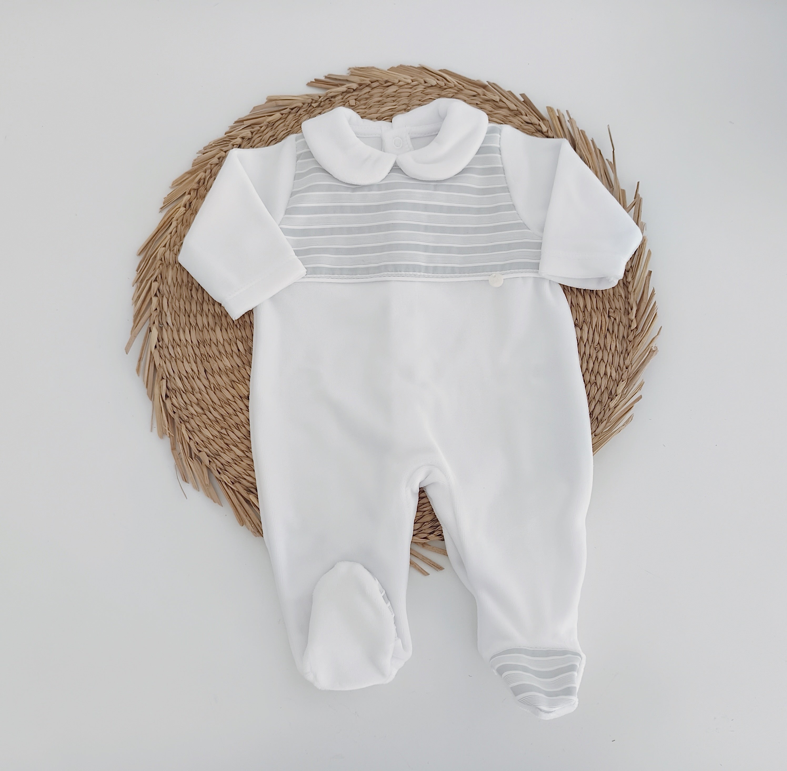 Babygrow de Veludo Riscas com Medalhinha Branco Cinza