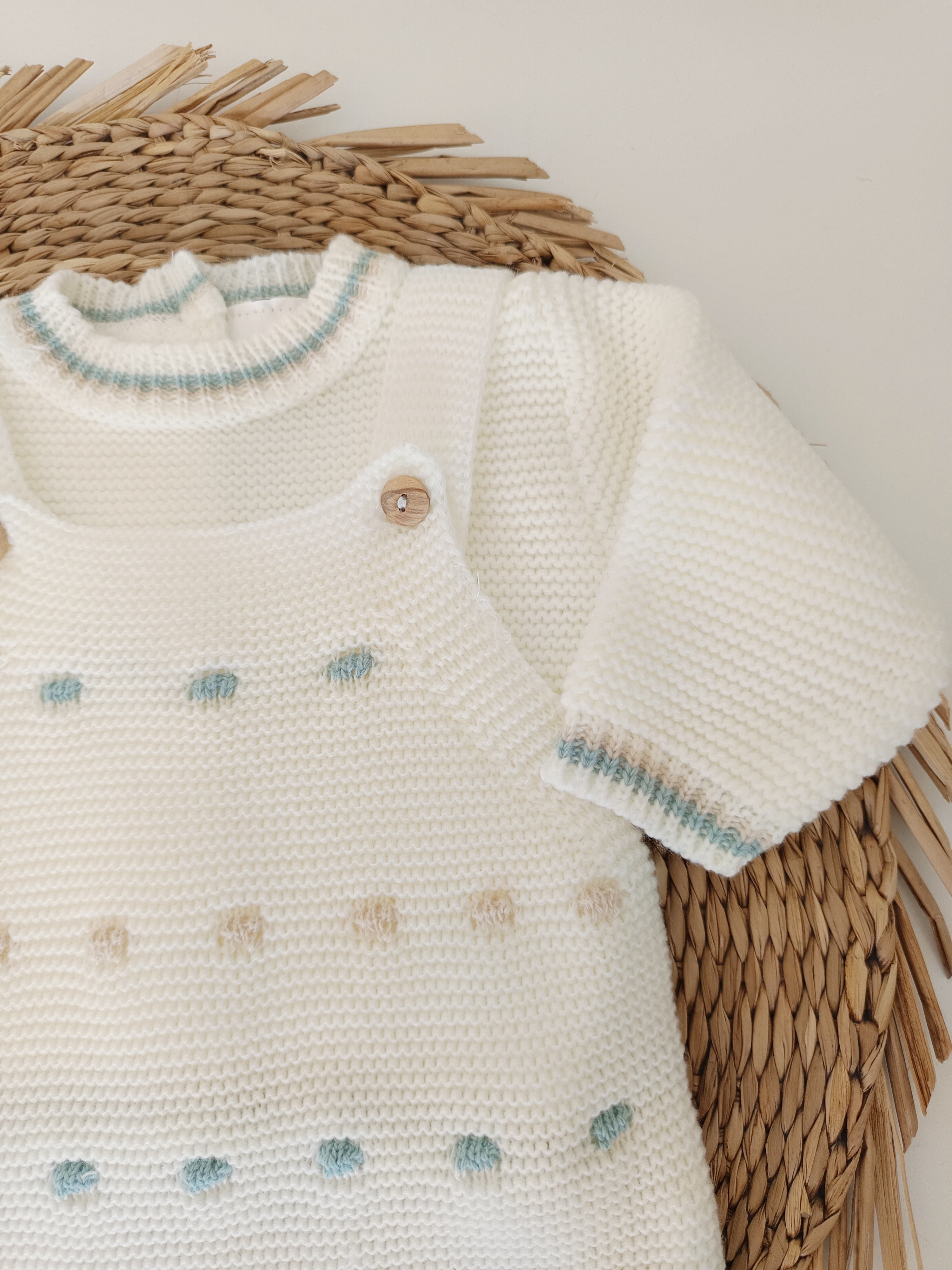 Jardineira Malha Saída Maternidade Pompons Coloridos Pérola