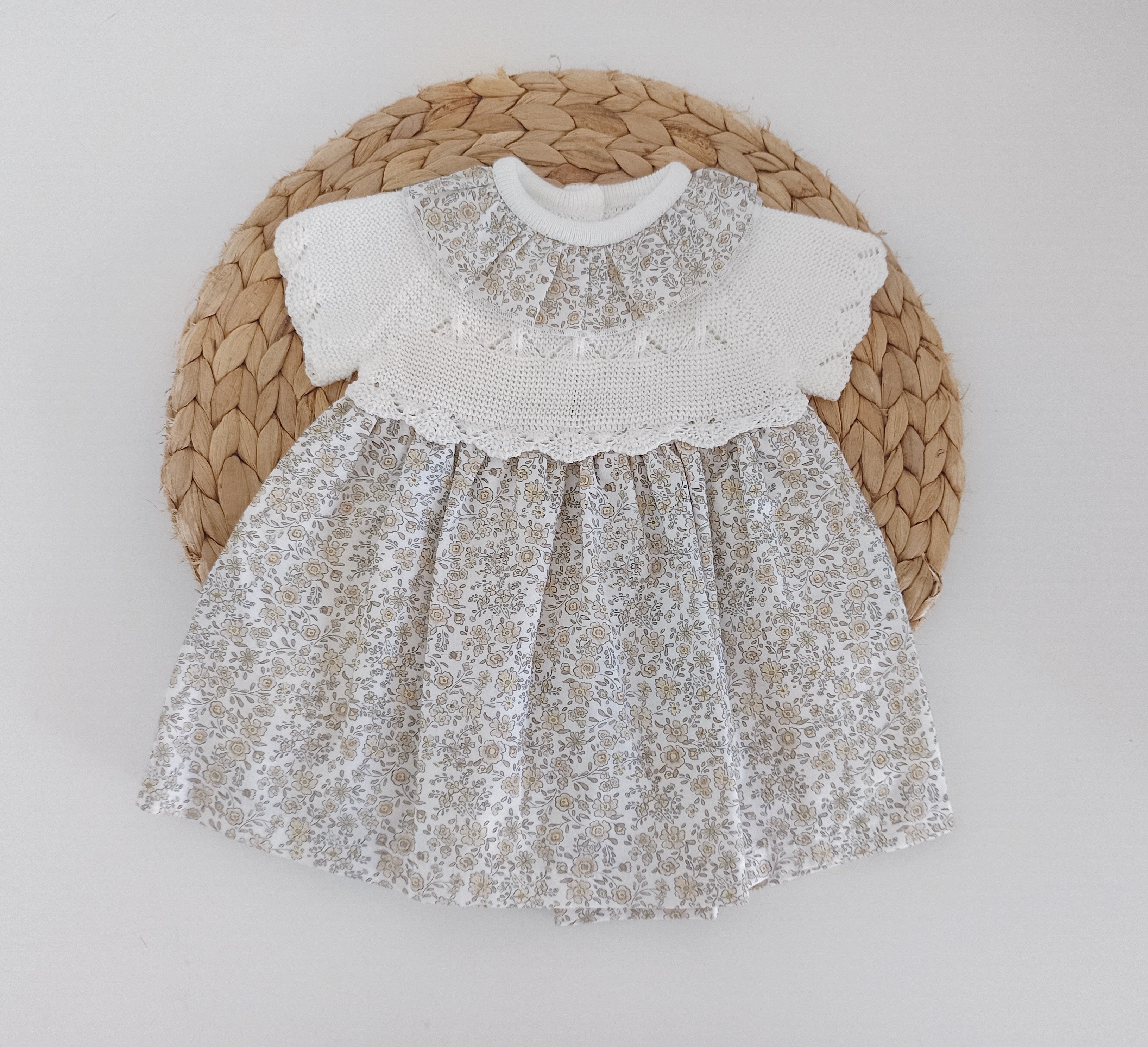 Vestido de Malha e Tecido Flores de manga curta Pérola