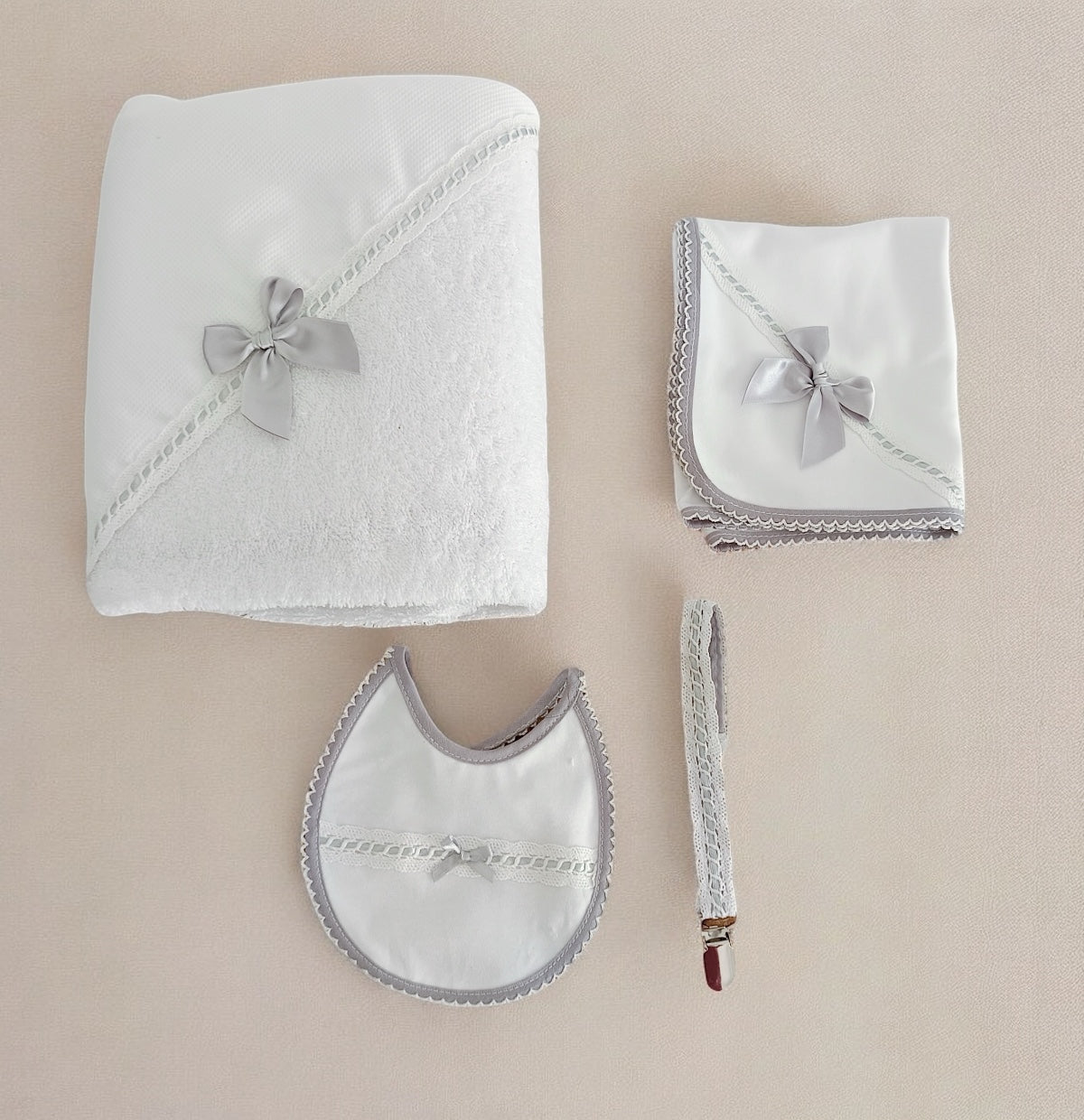 Pack Toalha Fralda Porta Chupetas e Babete Renda com Laço Cinza