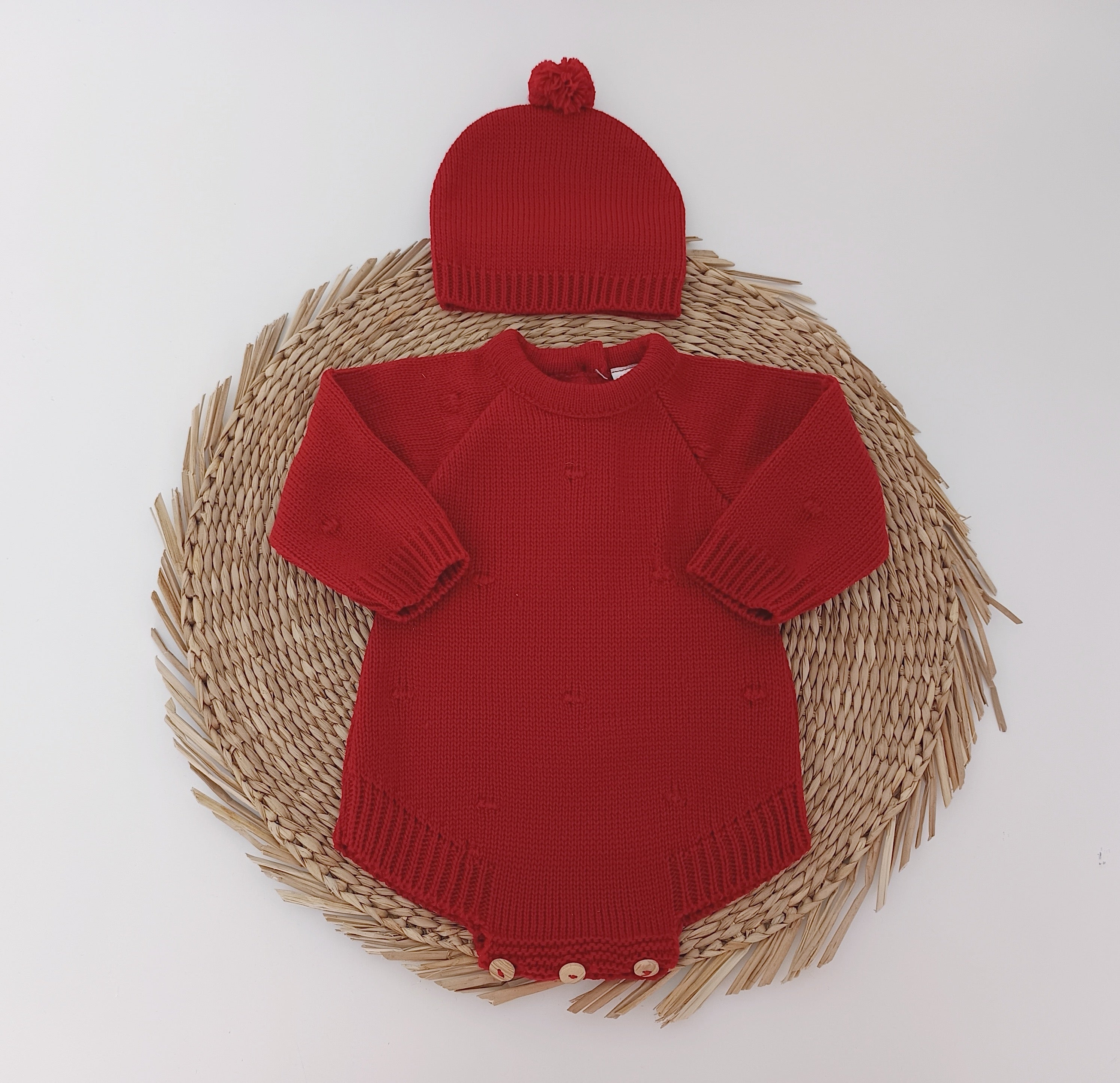 Fofo de Malha Pompons com Gorro Vermelho
