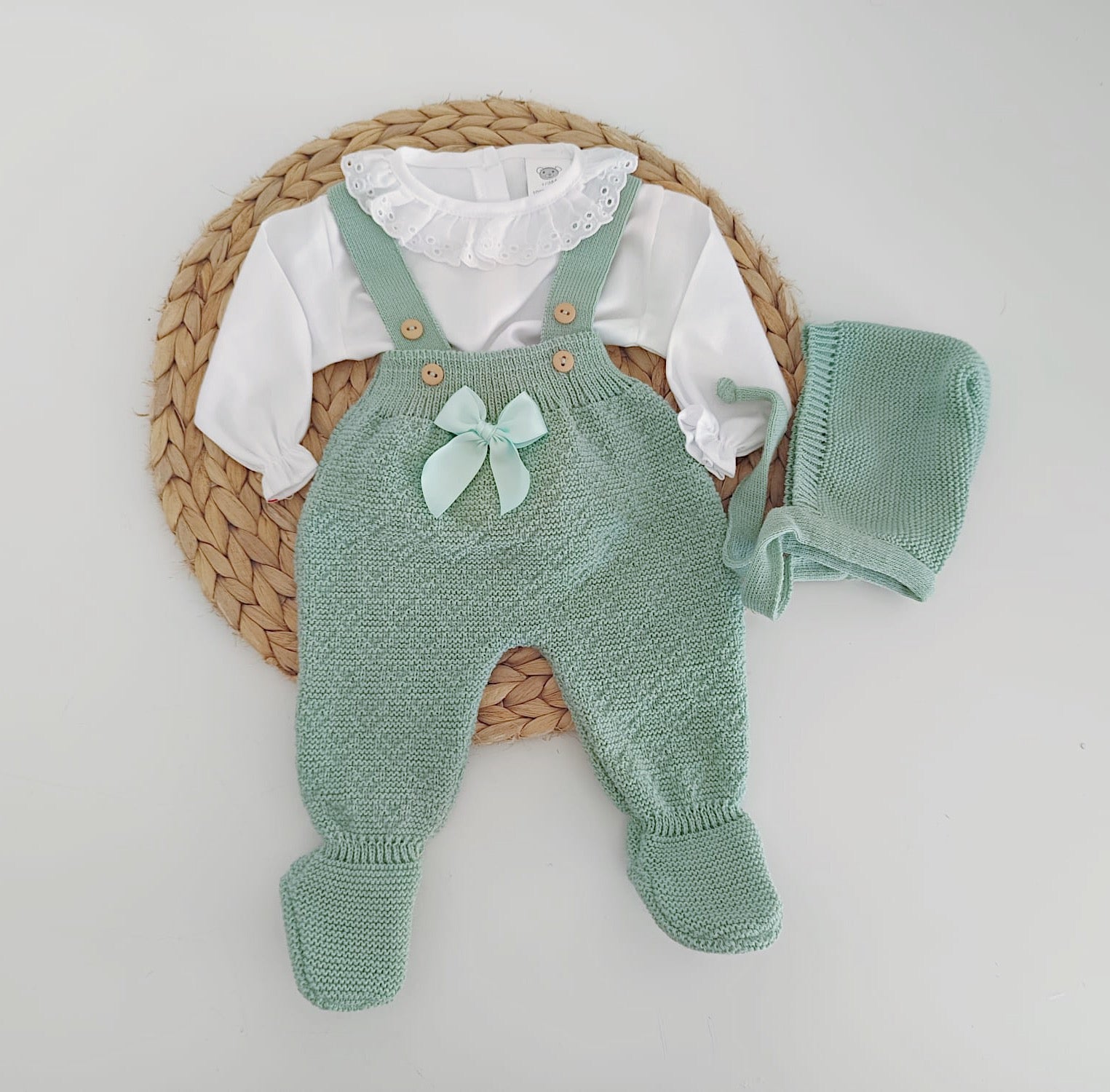 Jardineiras de Malha Laço  c/ Blusa Gola Folho e Gorro Verde
