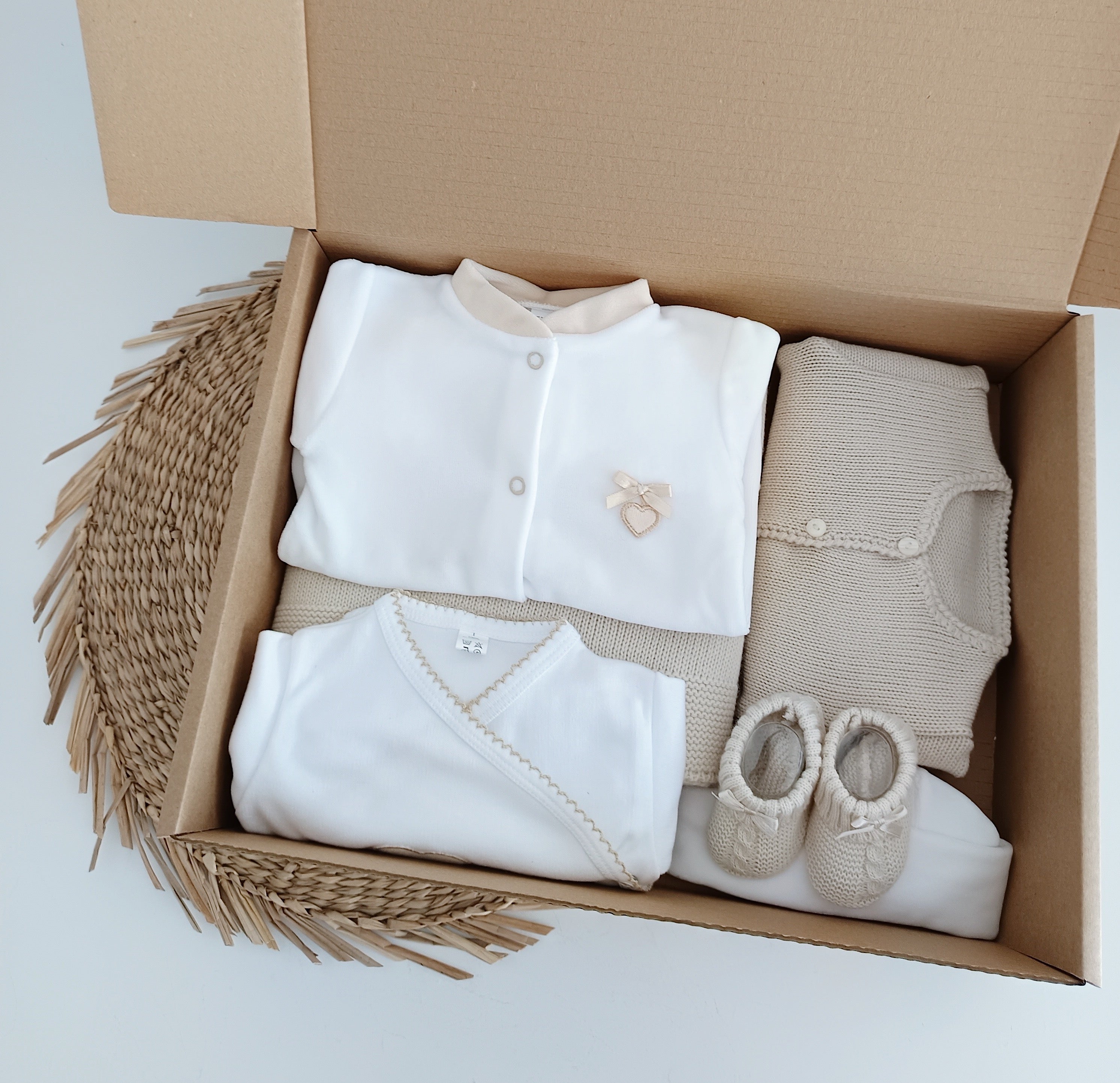 Amor Para a Vida Toda® | Conjunto Primeira Roupinha Coração Areia com manta