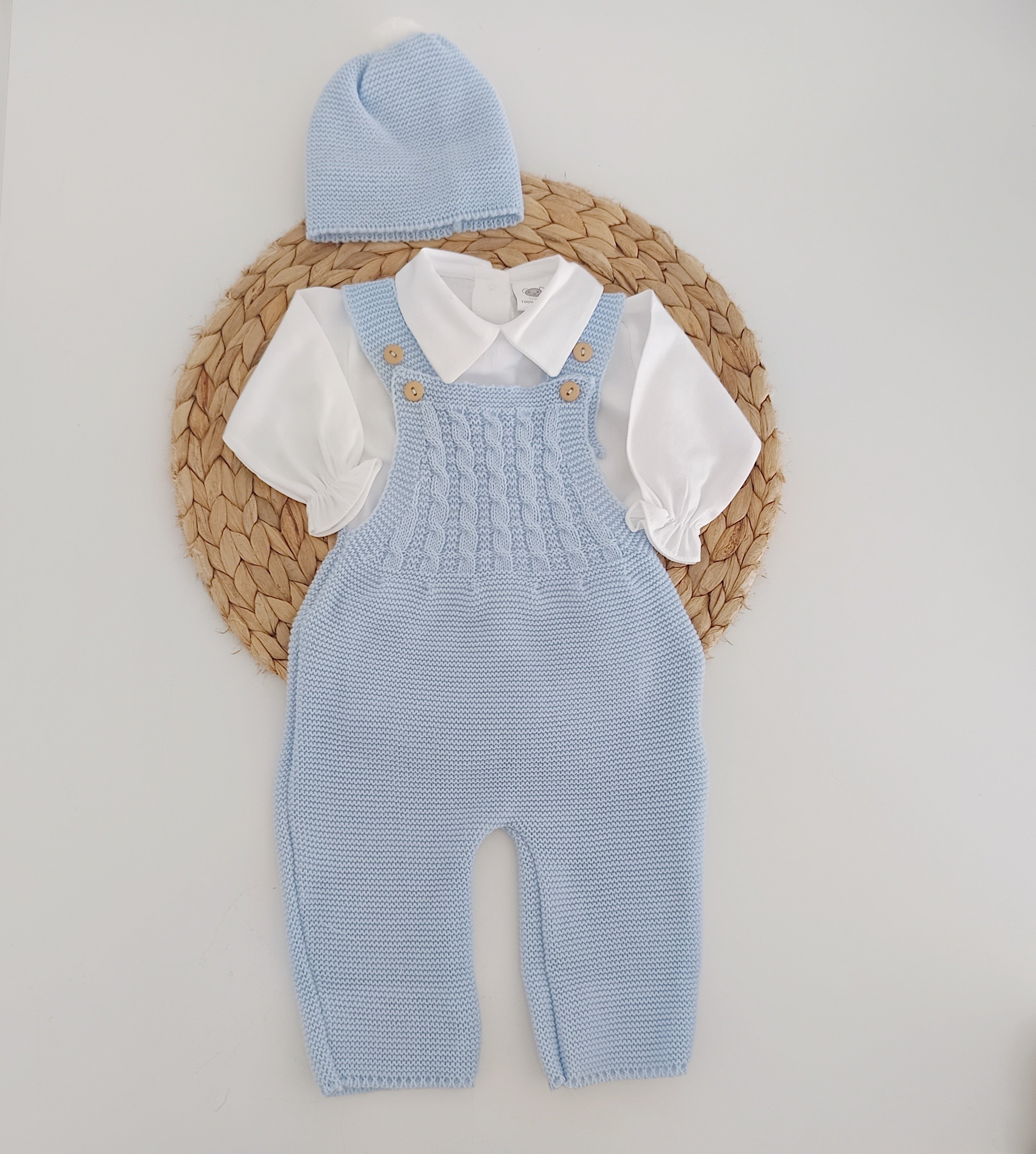 Jardineiras de Malha Trancinhas c/ Camisa Gola Bico e Gorro Azul